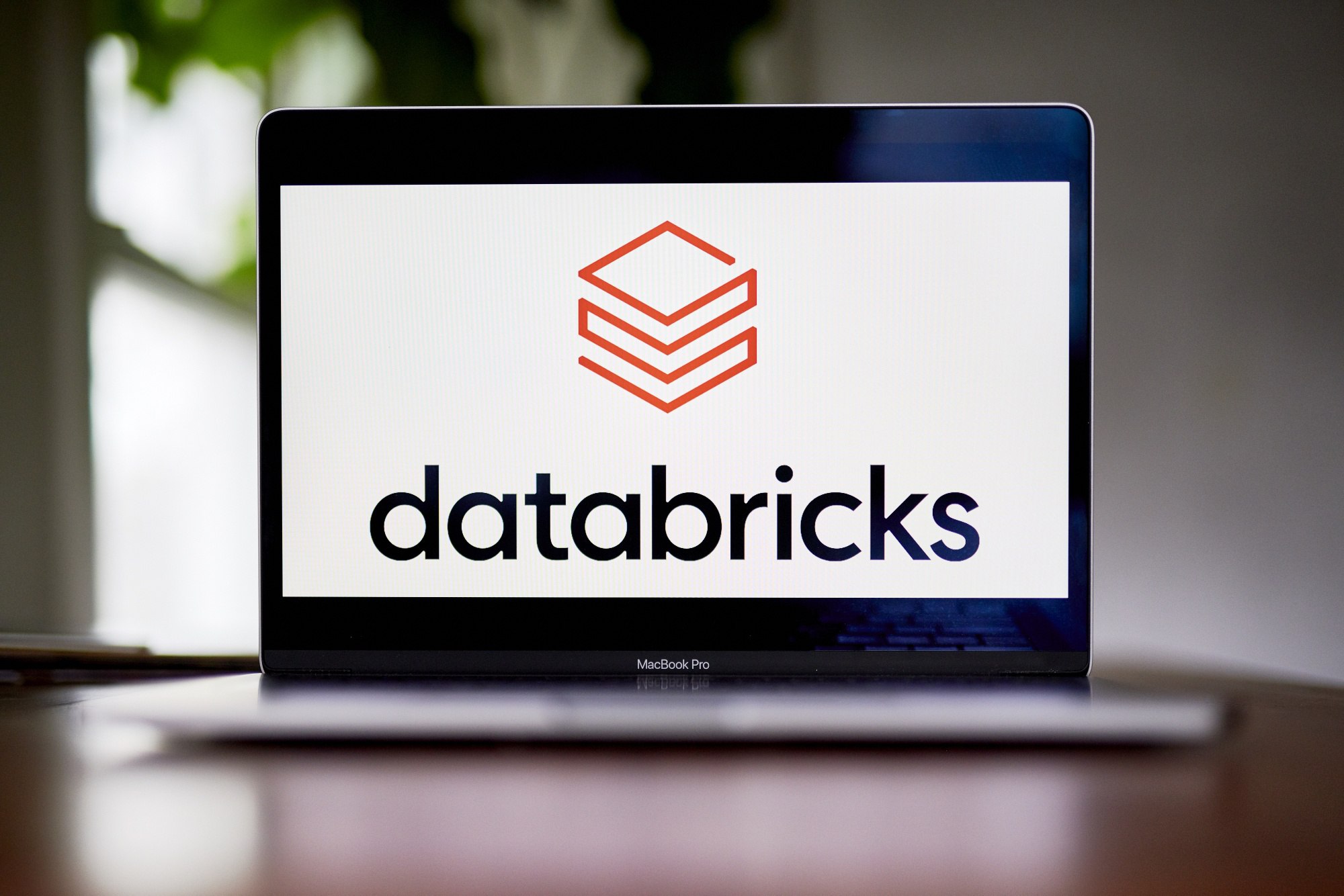 Databricks: $10 млрд на ИИ-продукты и экспансию за рубежом.    Компания Databricks привлекла $10 млрд при оценке в $62 млрд. Эти средства пойдут на разработку новых продуктов и расширение за границу.