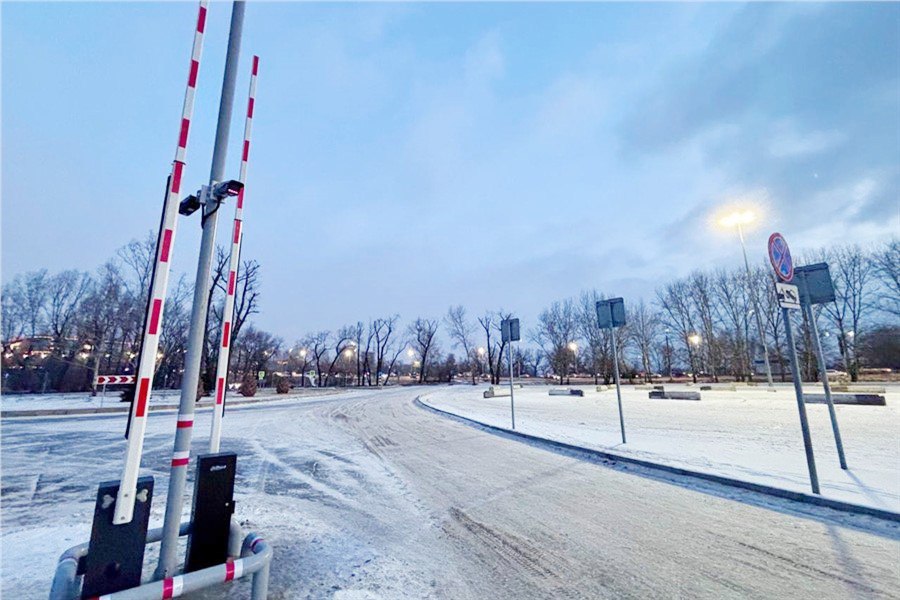 В красноярском Татышев парке на ночь будут закрывать парковку На западной парковке Татышев парка в Красноярске из за дрифтеров устанавливают шлагбаумы Запрет на въезд будет действовать с 23 00 до 06 00 а в дневное время система безопасности будет фиксировать госномера автомобилей для взаимодействия с ГАИ Такая же система действует и на восточной парковке отметил директор Татышев парка Михаил Ковтунов При этом малые парковки в восточной и западной части остаются открытыми добавили сотрудники парка Newslab в ТГ МАХ ОК ВК Дзен Буст