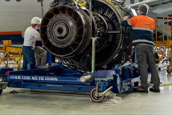 Аэрофлот успешно прошел сертификацию на ремонт авиационных двигателей Аэрофлот успешно прошел аудит Росавиации и получил сертификат ФАП 145 Документ расширяет технические возможности Группы Аэрофлот в области ремонта двигателей CFM56 5B и CFM56 7B а также их компонентов Это позволит компании оперативно и собственными силами осуществлять работы по ремонту двигателей поддерживая безопасность полетов на высоком уровне Об этом сообщает AVIA RU Для ремонта двигателей в Группе Аэрофлот создана отдельная компания АО АэроТрастТехникс Производство расположено в аэропорту Шереметьево укомплектовано персоналом и оснащено инструментами оборудованием и материалами для выполнения первых ремонтов двигателей в соответствии с заявленным объемом работ aviaru net n289258