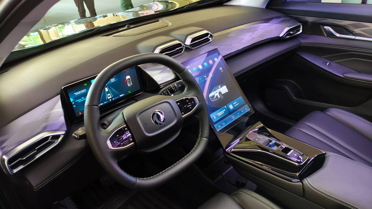 Dongfeng Mage и Huge для России: объявлены цены Новый Dongfeng Mage стоит 2 850 000 или 2 950 000 рублей, флагманский Huge — 2 990 000 или 3 140 000 рублей. Обе модели получили одну и ту же силовую установку объёмом 1,5 литра 197 л.с. и 305 Нм , роботизированную коробку и передний привод. Отличаются кроссоверы размерами и оснащением. Габариты Dongfeng Mage 4650х1905х1630 мм при колёсной базе 2775 мм, размеры Huge — 4720х1910х1702 мм, а между осями у него на 50 мм больше. Кроссоверы получили русифицированную медиасистему, но если у Huge экран имеет горизонтальную ориентацию, то у Mage — вертикальную. Оснащение Huge окажется богаче: пассажирское кресло, к примеру, снабдят оттоманкой. Машины прошли дополнительную подготовку для российских условий: кузова кроссоверов имеют антикоррозийную обработку и катафорезную оцинковку, а в оснащение Mage и Huge включены обогревы передних кресел, руля, лобового стекла и форсунок стеклоомывателя.