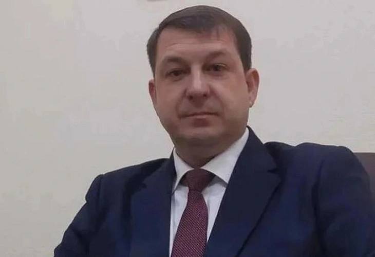 В Новороссийске ФСБ задержали бывшего чиновника из Шахт Романа Карагодина Оперативники ФСБ задержали заместителя главы Новороссийска руководителя управления строительства Романа Карагодина Об этом 1RnD сообщил источник в правоохранительных органах Ранее чиновник работал в Ростовской области и к этой работе тоже были претензии Оперативниками было установлено что в декабре 2024 года Карагодин оставил подпись под результатами экспертизы по итогам которой подрядчик получил денежные средства Однако результаты этой этой экспертизы не соответствовали действительности В итоге бюджет переплатил за выполненные работы почти 3 млн рублей Сейчас устанавливается роль Карагодина в этом деле и причины почему он оставил подпись рассказал источник В Новороссийске Роман Карагодин работает с 2024 года когда он возглавил МКУ Управление строительства Ведомство занимается занимается проектированием строительством реконструкцией и капитальным ремонтом муниципальной собственности А в апреле 2025 года он стал и о заместителя главы Новороссийска В октябре того же года его окончательно утвердили в этой должности Роман Карагодин был назначен и о замглавы Новороссийска в апреле 2025 года утвердили его на этот пост в октябре До переезда в Новороссийск Карагодин работал в Ростовской области В Шахтах он сначала возглавлял МУП Шахтыстройзаказчик а с 2022 по 2024 год был руководителем шахтинского филиала ГУП РО УРСВ УРСВ является самым крупным водоканалом Ростовской области и управляет сетью водоканалов сразу в нескольких районах региона Примечательно что вы 2017 году году проходил по уголовному делу по статье о халатности Причем по тому же самому поводу что и в Новороссийске По версии следствия Роман Карагодин при приемке работ по строительству здания детского сада внес в акты сведения о выполнении работ подрядчиком в полном объеме и в соответствии с проектно сметной документацией При этом он достоверно знал что указанное не соответствует действительности сообщали тогда в прокуратуре В итоге он выплатил штраф в размере 400 тысяч рублей и получил двухгодичный запрет на работу в госструктурах После его окончания он вновь вернулся на работу в муниципальные органы Подпишись на 1Rnd в МАХ Написать в редакцию