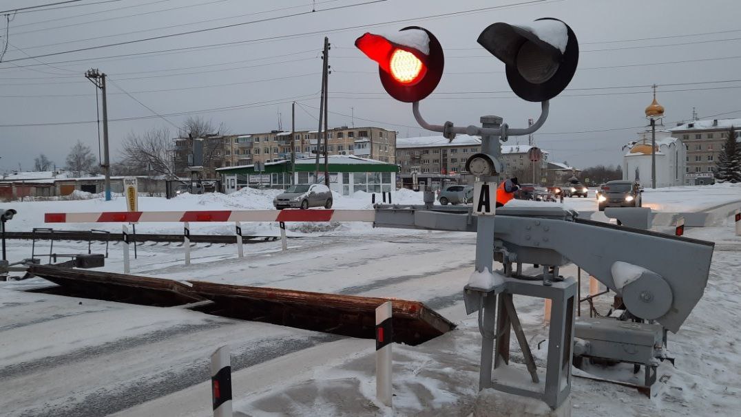 Обновили 146 ж д переездов В 2025 году провели ремонт и модернизацию на объектах СвЖД в Свердловской и Тюменской области Пермском крае ХМАО Югре и ЯНАО выполнили капитальный ремонт включающий замену устройств заграждения и шлагбаумов улучшение электроснабжения и обновление дорожного покрытия на 4 переездах заменили устройства заграждения на 3 переездах обновили асфальтовое покрытие на 104 переездах на 35 уложили новый резинокордовый настил Работы по улучшению надежности инфраструктуры в местах пересечения автомобильных и железных дорог проводим ежегодно Они направлены на повышение безопасности движения и предупреждение ДТП на переездах