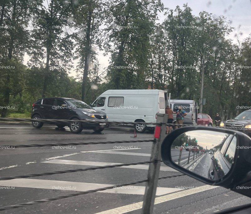 В Чехове ДТП из 6 машин заблокировало движение в сторону области  Сегодня, 1 августа на Симферопольском шоссе в муниципальном округе Чехов произошло ДТП. Участниками стали сразу 6 транспортных средств. Все произошло около 10 часов. Об этом журналистам «Чехов Вид» стало известно от очевидцев.   Столкновение привело к затруднению движения в сторону области.  По предварительным данным, в дорожно-транспортном происшествии никто не пострадал.  Причины случившегося выясняют сотрудники Госавтоинспекции.
