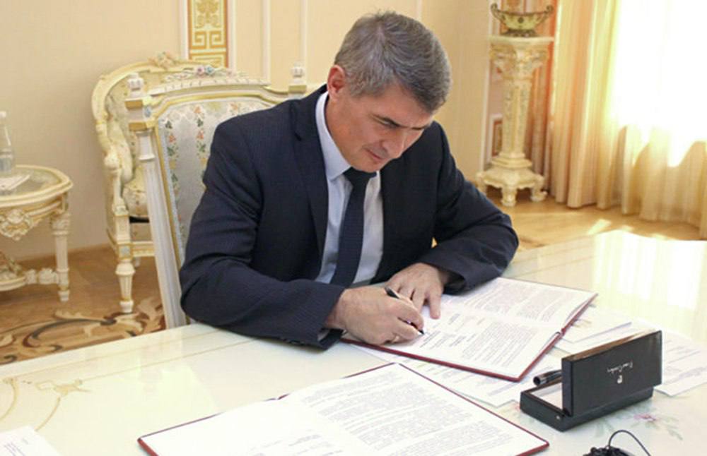 Глава Чувашии Олег Николаев объявил 2026 год в республике Годом дружбы народов подписав соответствующий указ Документ был опубликован сегодня на портале органов власти Чувашии В указе отмечается что 2026 год в Чувашии объявляется Годом дружбы народов в целях обеспечения укрепления гражданского единства межнационального и межконфессионального согласия сохранения и развития этнокультурного многообразия народов проживающих на территории Чувашии Кабмину поручено образовать организационный комитет и утвердить план основных мероприятий по проведению Года дружбы народов Органам местного самоуправления рекомендовано активно участвовать в тематических мероприятиях а СМИ систематически их освещать Год дружбы народов набрал наибольшее количество голосов жителей Чувашии Для голосования было предложено 5 вариантов Год дружбы народов Год творчества и созидания Год единства и сплоченности Год семейных ценностей Год традиционных ценностей