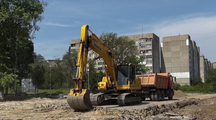 Строители завершат благоустройство двух парков, памятного знака и площади в Первомайске, проводимое в рамках федерального проекта «Формирование комфортной городской среды», к концу ноября 2025 года. Об этом сообщил глава Первомайского городского округа Сергей Колягин. «При поддержке Министерства строительства и жилищно-коммунального хозяйства ЛНР в рамках федерального проекта „Формирование комфортной городской среды“ национального проекта „Инфраструктура для жизни“ в Первомайске активно ведутся работы по благоустройству четырех общественных пространств: сквера памяти жертв Чернобыльской трагедии; памятного знака погибшим воинам-интернационалистам; площади Боевой Славы; парка на улице Ильича, 9. Все работы идут согласно производственному плану и будут окончены до конца ноября текущего года»