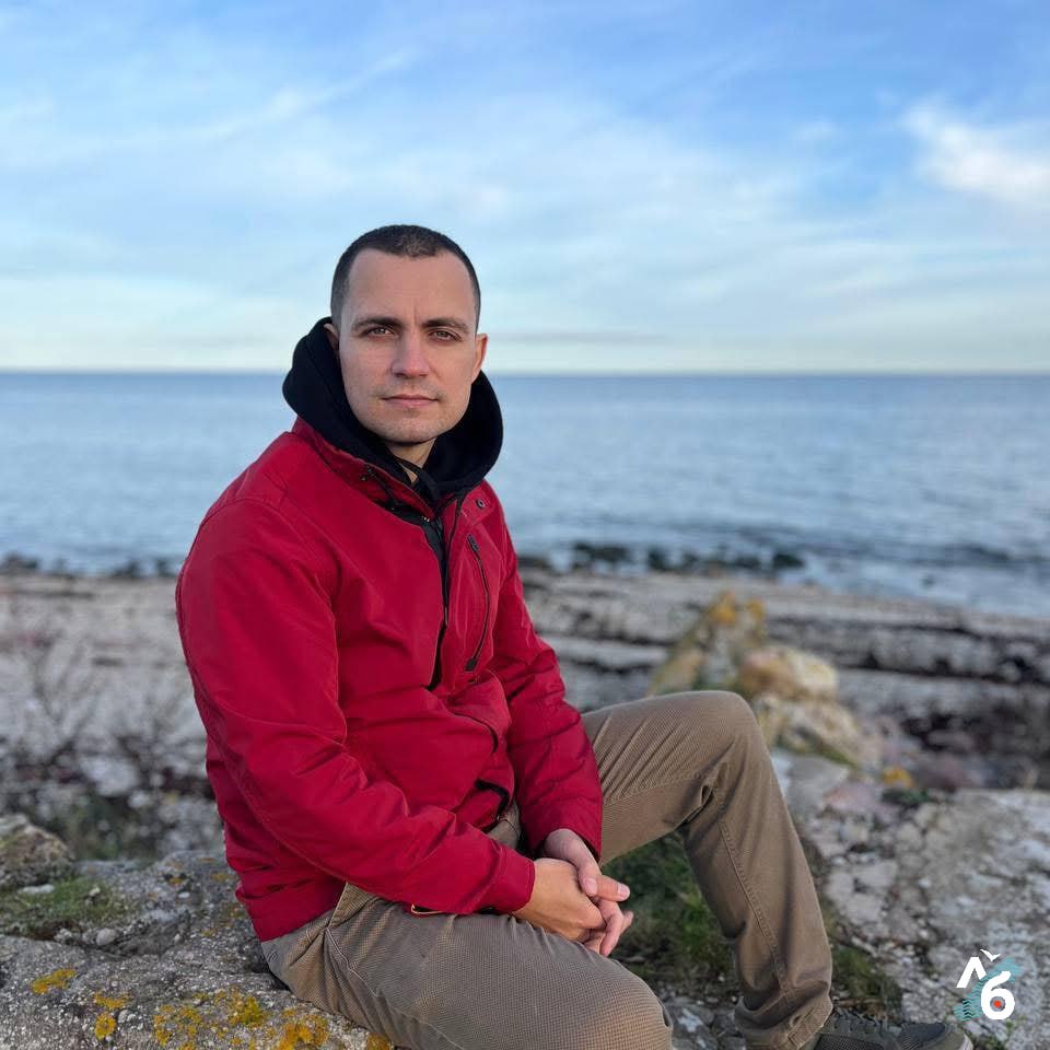 Суд заочно арестовал забайкальского журналиста Андрея Затирко Центральный районный суд Читы заочно арестовал журналиста Андрея Затирко Его возьмут под стражу на два месяца если он вернется в Россию В конце февраля имя журналиста появилось в базе розыска МВД Там указано что он проходит по уголовной статье но по какой именно не уточняется Еще в 2023 году Минюст включил его в список иностранных агентов По мнению ведомства Затирко сотрудничал с независимыми медиа критиковал войну и формировал негативный образ России В 2024 году журналиста дважды штрафовали по административным делам за отсутствие иноагентской маркировки в публикациях Сам Затирко рассказал ЛБ что спокойно воспринял новость о заочном аресте поскольку это было вопросом времени после появления его имени в базе розыска Такие вещи быстро становятся будничными Естественно на моей работе это никак не скажется Как и раньше продолжу делать то что умею лучше всего работать журналистом сказал он По словам журналиста поводом для ареста могло стать его расследование о тайной семье генпрокурора Игоря Краснова опубликованное в Агентстве за две недели до решения суда Если так рад что в правоохранительной системе с ним ознакомились добавил Затирко Затирко работал главным редактором новосибирского NGS RU и красноярского NGS24 RU а также шеф редактором Chita ru После начала войны в Украине он покинул Россию и возглавил проект Сирена который запустила команда Алексея Навального Последние годы Затирко работает редактором издания Агентство Летом 2024 года депутат Госдумы Андрей Гурулев пригрозил журналисту убийством заявив что тот должен повторить судьбу российского пилота Максима Кузьминова которого застрелили в Испании после того как он угнал вертолет и перевез его в Украину Ранее Гурулев называл Затирко предателем и мразью признаны в России иноагентами Внесен в перечень экстремистов и террористов Росфинмониторинга и остается в нем даже после смерти Связанные с Навальным структуры запрещены в России Подписаться