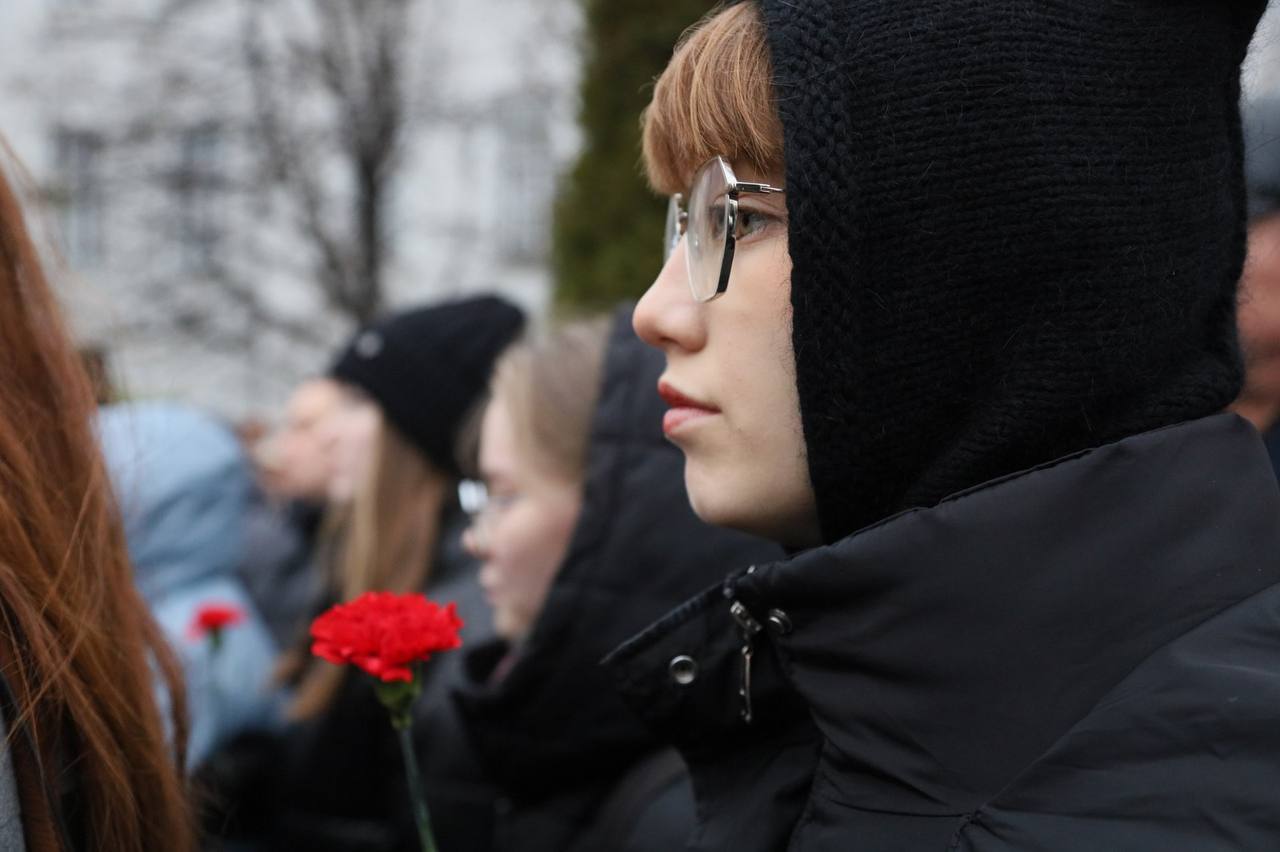 Во дворе главного здания КФУ открыли бюст императору Александру I, подписавшему указ о создании университета в 1804 году  Бронзовый бюст императору расположился на мраморном постаменте, он находится недалеко от входа во двор главного здания университета.  Бюст Александра I выполнен из бронзы и возвышается на постаменте в виде стелы с подиумом из белого и черного мрамора. Стелу украшает лепнина с изображением нагрудного знака для всех служивших в царствование Александра I. Знак представляет собой венок из лавровых и дубовых ветвей с вензелем императора в центре.  В открытии приняли участие глава Минобрнауки РФ Валерий Фальков, председатель комитета Госдумы РФ по науке и высшему образованию Сергей Кабышев, преподаватели, студенты и выпускники Казанского федерального университета.  Фотоотчет с открытия - в объективе фотокорреспондента «Татарстана» Александра Ефремова.     Больше фото - на нашем сайте.