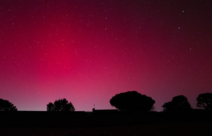 На Земле начались магнитные бури планетарного масштаба В настоящий момент уровень составляет G1 слабые бури но в течение суток возможен рост до уровня G2 G3 Эти бури не имеют резко выраженной единичной причины и являются общей реакцией магнитосферы Земли на чрезвычайно высокую солнечную активность наблюдающуюся с начала месяца говорится в сообщении в лаборатории солнечной астрономии Института космических исследований и Института солнечно земной физики РАН Фото Jerome Gilles NurPhoto via Getty Images interfaxonline