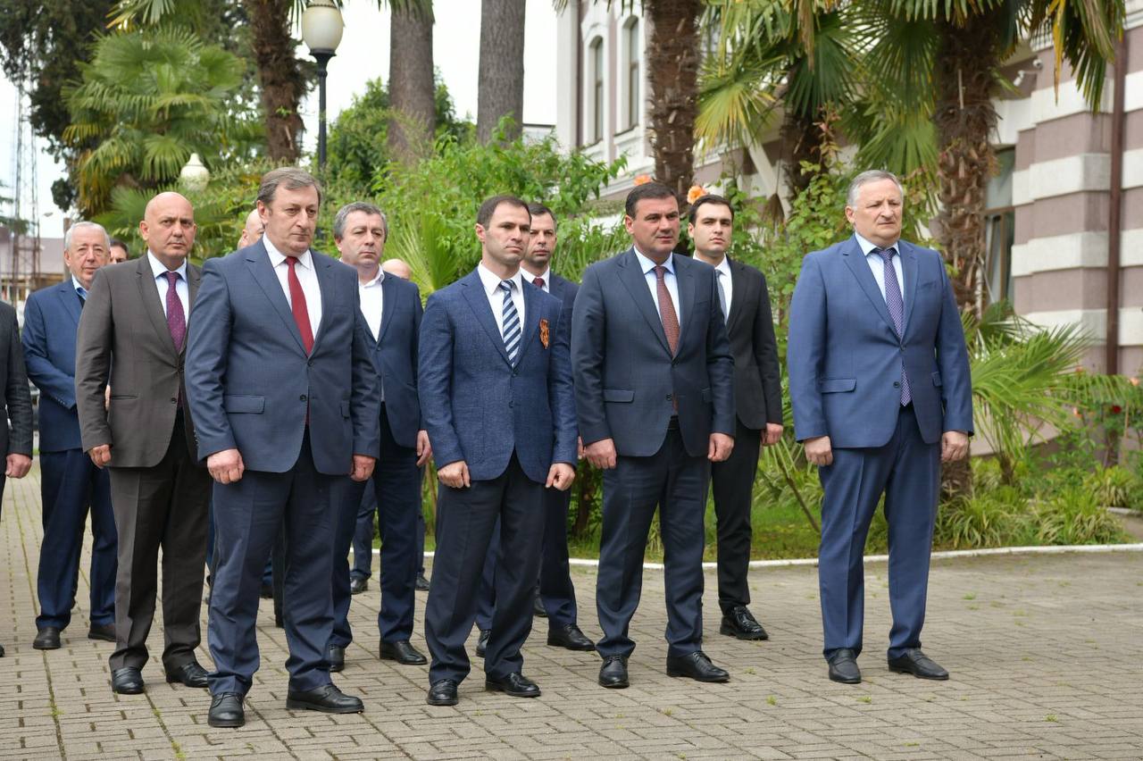 Вице-президент Беслан Бигвава и Руководитель Администрации Президента Беслан Эшба возложили цветы к памятнику Юрия Воронова Сегодня, в день 84-летия со дня рождения выдающегося государственного и научного деятеля Республики Абхазия Юрия Николаевича Воронова, у его памятника состоялась торжественная церемония возложения цветов. В мероприятии приняли участие Вице-президент Республики Абхазия Беслан Бигвава, Руководитель Администрации Президента Беслан Эшба. Почтить память Юрия Воронова также пришли члены Правительства, представители научного сообщества, Общественной палаты и Администрации города Сухум. ПРЕЗИДЕНТ АБХАЗИИ
