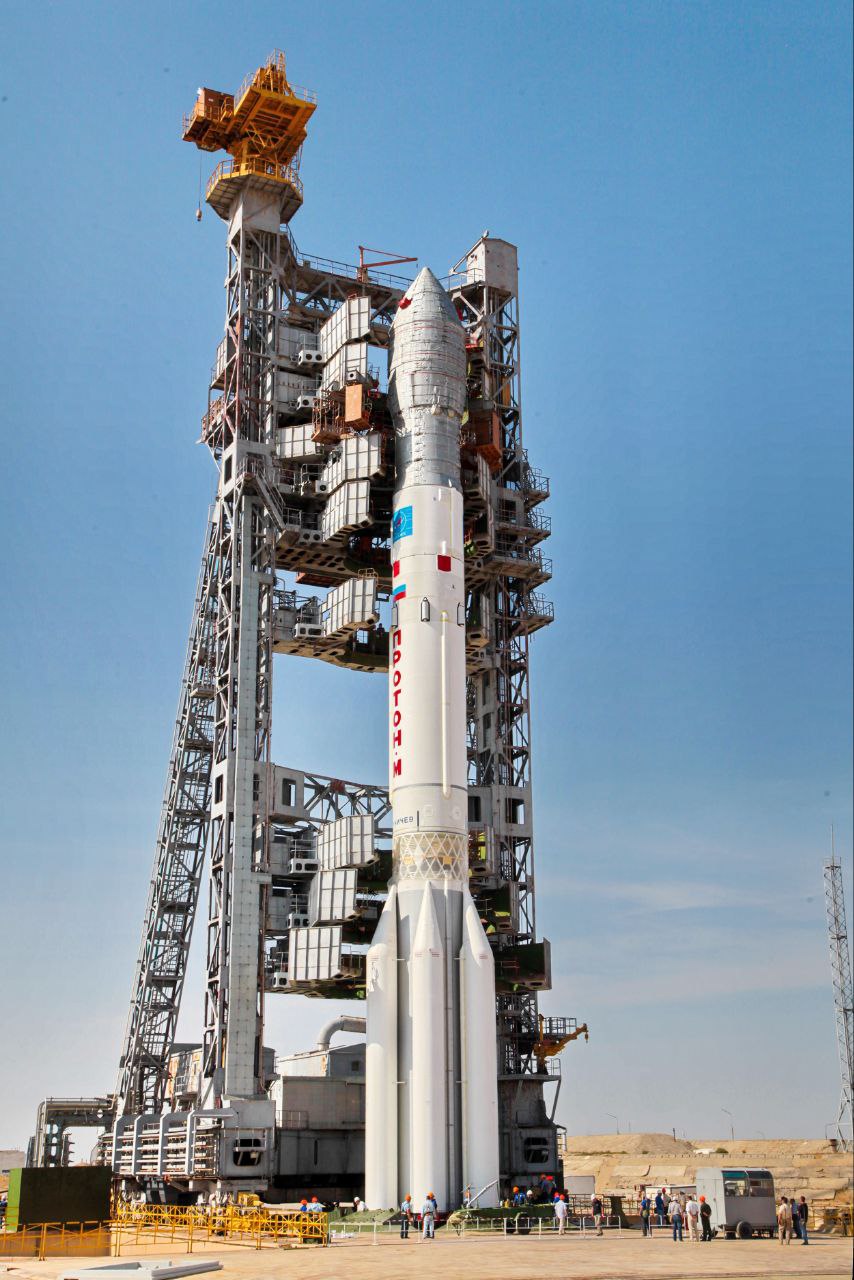 Откуда стартует Протон М В отличие от Союза пуски этой ракеты проводятся только с Байконура Всего на космодроме два стартовых комплекса Протона на 81 й и 200 й площадках На каждом по две пусковые установки сейчас работают по одной на каждой площадке Протоны отправляли на орбиту блоки космических станций Салют Мир МКС тяжёлые геостационарные спутники связи космические телескопы и межпланетные аппараты Особенность этих стартовых комплексов передвижные 70 метровые башни обслуживания После установки ракеты башня подъезжает обнимая Протон Затем проводятся предстартовые операции а перед самим пуском башня отъезжает по рельсам на безопасное расстояние если хотите вживую увидеть полёт могучего Протона