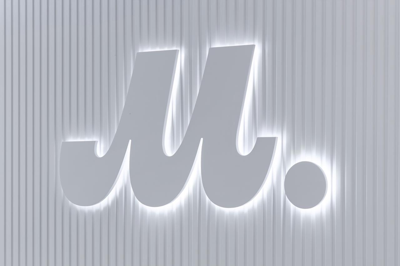 ПАО М видео рассчитывает завершить процесс дополнительной эмиссии акций по открытой подписке до конца 2025 года Компания сообщает о решениях принятых по итогам заседания Совета Директоров прошедшего 31 октября 2025 года Члены Совета Директоров утвердили проспект эмиссии ценных бумаг по открытой подписке Завершить ключевые этапы размещения планируется до конца 2025 года Максимальный объем размещения составит 1 5 млрд обыкновенных акций Фактический размер выпуска будет определен рынком в зависимости от цены и спроса Цена размещения включая стоимость для лиц обладающих преимущественным правом приобретения будет утверждена решением Совета Директоров Компании не позднее начала даты размещения и будет определена в соответствии с требованиями законодательства и лучшими рыночными практиками Общая стоимость размещения станет известна по итогам дополнительной эмиссии и будет определена на основе цены одной акции числа участников действующих акционеров и новых инвесторов и итогового количества приобретенных акций Ряд крупных акционеров уже подтвердил свое участие в дополнительной эмиссии Также в рамках дополнительной эмиссии все действующие акционеры включая миноритариев смогут реализовать преимущественное право на приобретение акций пропорционально принадлежащей им доле