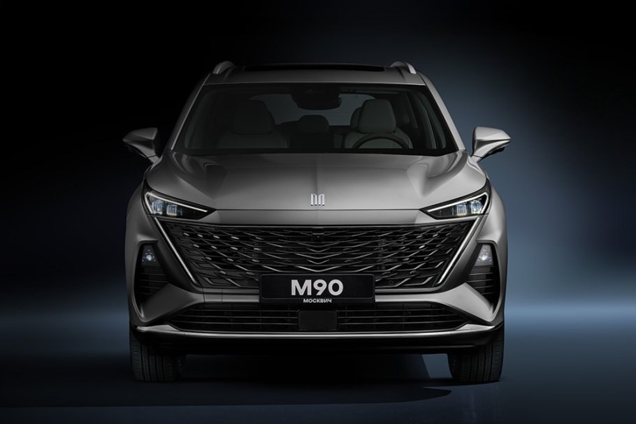 Началось производство двух новых Москвичей что это за автомобили Автомобильный бренд Москвич объявил о запуске новой модельной линейки М которая займет отдельную позицию в продуктовом портфеле компании На первом этапе линейка будет включать два кроссовера Москвич М70 и Москвич М90 относящиеся к сегментам C SUV и D SUV соответственно Автомобили построены на принципиально новой платформе Автомобили линейки М получат собственную эмблему стилизованную под зубец кремлевской стены В конструкции сделан акцент на настройки шасси адаптированные под российские условия эксплуатации а также на традиционные для класса технические решения Москвич М70 будет оснащаться турбированными двигателями объемом 1 5 и 2 литра и передним приводом Для Москвича М90 предусмотрен 2 литровый турбомотор и полный привод Оба кроссовера комплектуются классической 9 ступенчатой автоматической трансмиссией В дальнейшем полноприводная версия появится и у М70 Фото Пресс служба Москвича