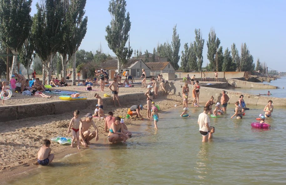 Новоазовский округ ДНР станет центром водного и экологического туризма Минстрой ДНР утвердил разработанный Единым институтом генеральный план Новоазовского муниципального округа С учетом прибрежного расположения городов и сел округа генплан Единого Института Пространственного Планирования РФ рассматривает развитие территорий в качестве туристического кластера Мы предлагаем организовать на территории округа комплексные маршруты которые будут сочетать в себе элементы природно экологического и культурно познавательного туризма А остановиться путешественники смогут в туристическом комплексе вблизи села Широкино в состав которого войдут гостиницы и апарт отели виллы кемпинги а также благоустроенная общественная зона для проведения мероприятий отмечает директор ЕИПП РФ Дина Саттарова Южная служба новостей