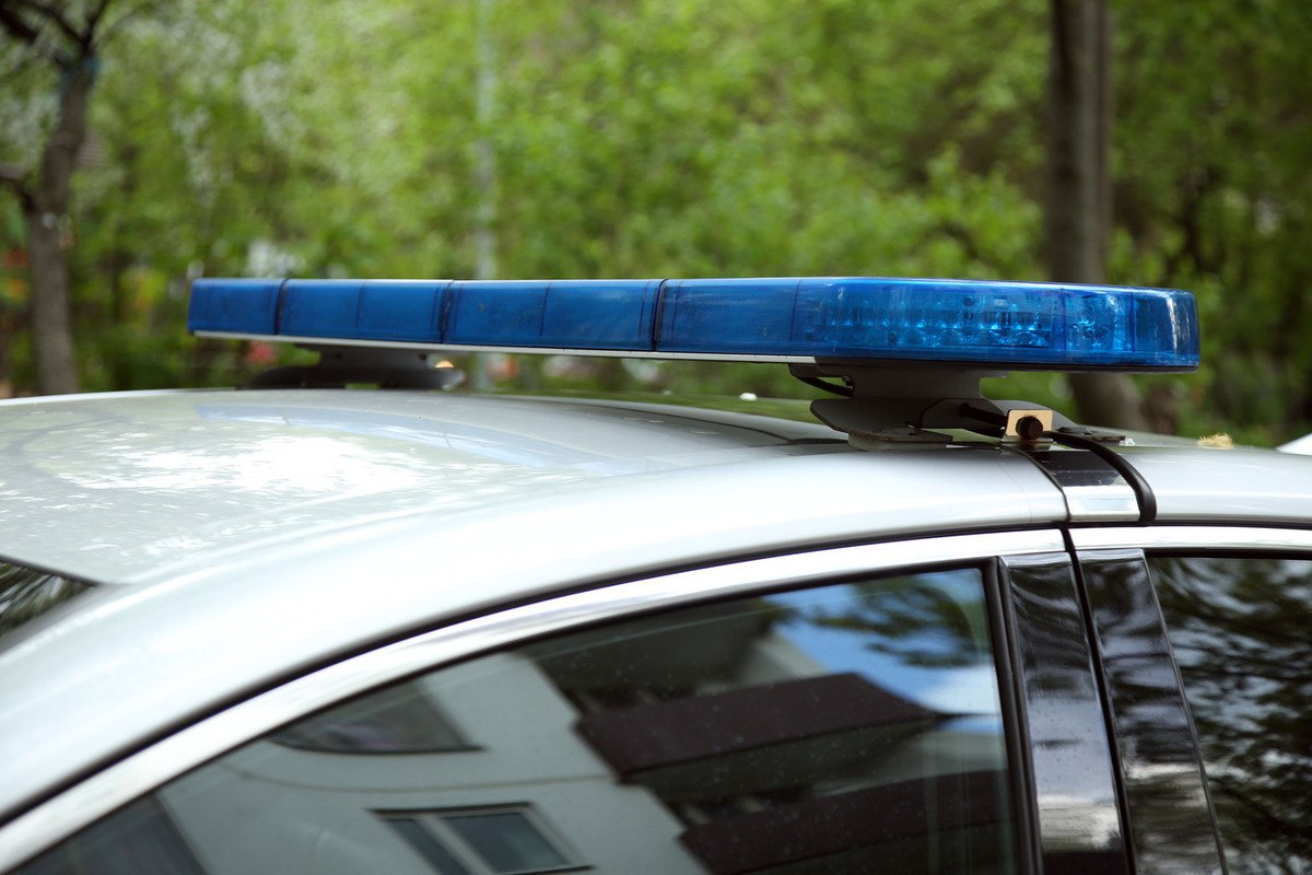 В Екатеринбурге задержан криминальный авторитет Георгий Акоев известный под прозвищем Гия Свердловский Спецназ провел операцию в его офисе расположенном в элитном жилом комплексе Квартал Федерация пишет Baza По данным канала из здания были выведены несколько человек Известно что Георгий Акоев является племянником известного криминального авторитета Аслана Усояна Дед Хасан В 2006 году Акоев был задержан за ограбление риелтора а спустя два года приговорен к 11 годам колонии общего режима Находясь в местах лишения свободы он получил статус вора в законе при поддержке Тимура Свердловского На свободу Акоев вышел в 2017 году