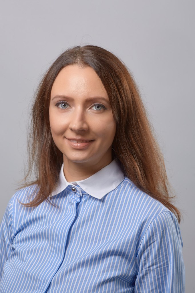 В Сибирских аэропортах входящих в структуру Русала сменилось руководство Гендиректором компании с 30 сентября стала Юлия Эльрих Пост покинул Андрей Метцлер возглавлявший компанию с 2023 года Ранее Метцлер восемь лет возглавлял аэропорт Красноярска замгендиректора по экономике и финансам которого была Эльрих В 2023 м она занимала должность финансового директора Сибирских аэропортов Сибирские аэропорты компания которая управляет аэропортовыми активами занимается развитием приаэропортовых территорий и строительством терминалов В ее сеть входят аэропортовые активы в Братске Красноярске Новокузнецке Иркутске Южно Сахалинске и других городах Она же займется строительством нового аэропорта Тайшет в Иркутской области За прошлый год Сибирские аэропорты заработали 426 млн руб выручки и 10 млн чистой прибыли   Пристегните ремни