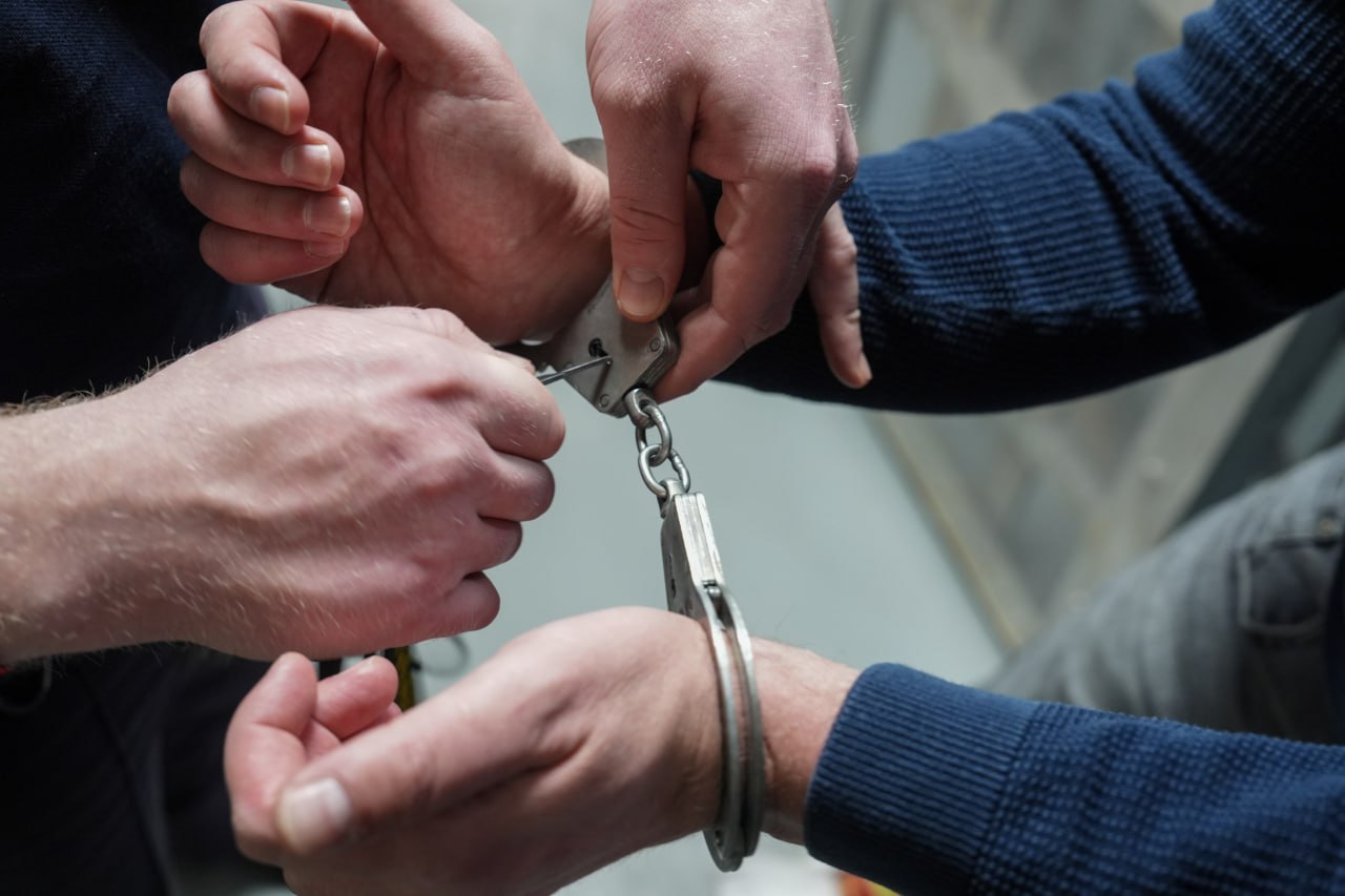 В Петербурге арестовали братьев-контрабандистов, доставивших в Россию 5,5 тонн лосося  Мужчины привезли рыбу из Белоруссии — на днях они на двух грузовиках въехали в РФ недалеко от посёлка Палкино в Псковской области, минуя таможенный контроль. Стоимость груза — 7,5 млн рублей, сообщили в объединённой пресс-службе судов Петербурга.   Задержали двоюродных братьев-белорусов в Северной столице. Вину они признали, Московский районный суд отправил их в СИЗО на два месяца.     ИЗВЕСТИЯ/Эдуард Корниенко    Подписаться   Прислать новость