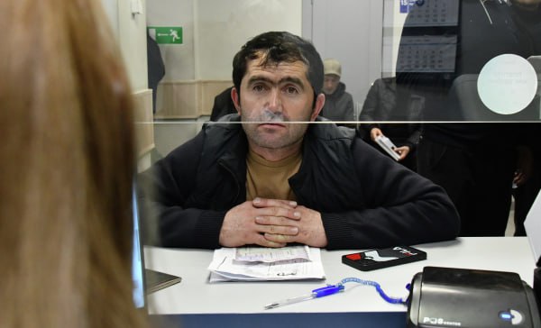 В России разработали параметры приоритетного механизма привлечения мигрантов В стране введут организованный набор. Работодатели смогут привлечь иностранцев без применения механизма квотирования — он используется для «визовых» стран, пишет РБК. Будет использоваться упрощённая процедура, однако работодателей обяжут взять на себя перечисление налогов за таких сотрудников. Фирмы должны будут обеспечить процесс сдачи отпечатков пальцев и своевременный выезд из России. Подпишись на «Говорит Москва»