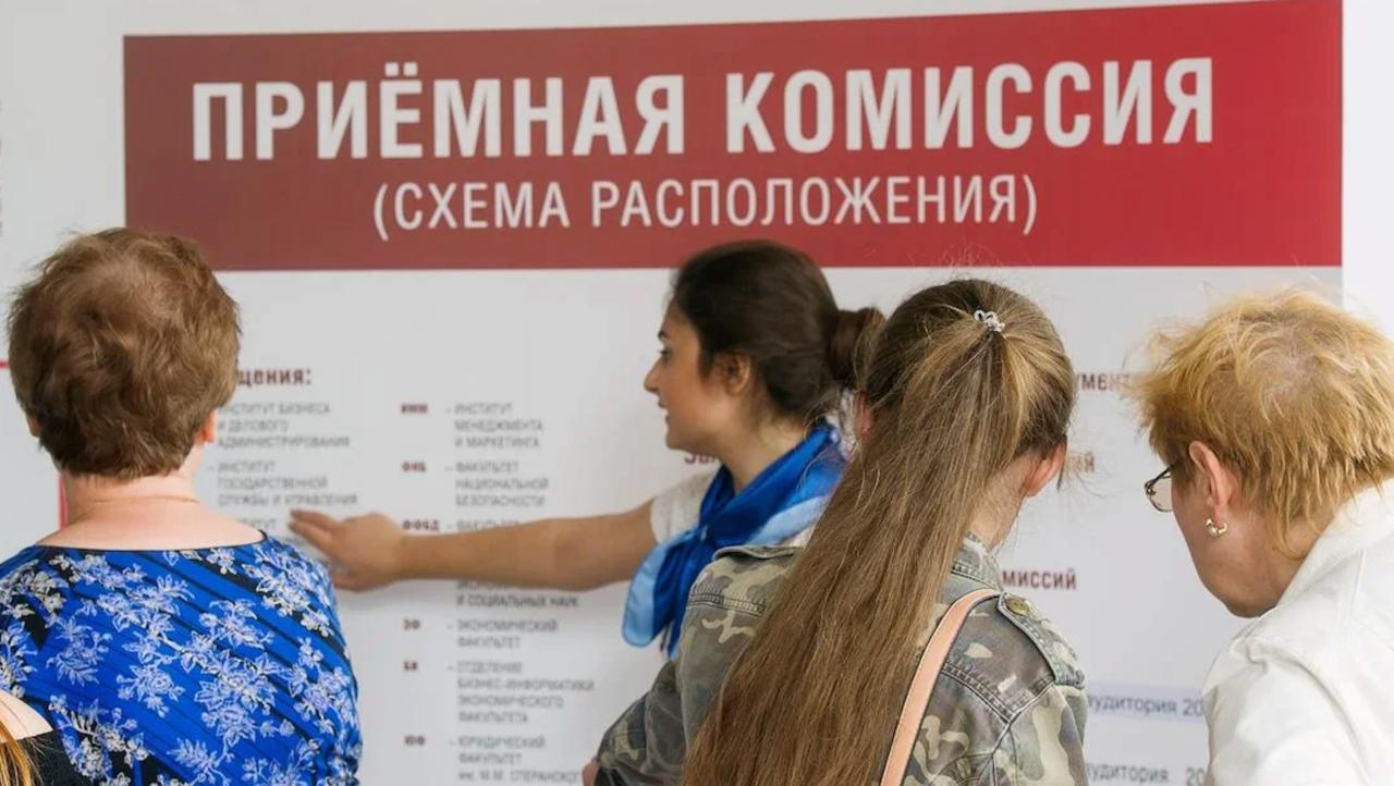 Ректор петербургского вуза назвал поступающих по квоте СВО «почетно-проблемным контингентом». СМИ писали, что у 83% из них баллы ниже проходных Ректор Петербургского политехнического университета Андрей Рудской высказался так о студентах, которые поступили по квоте для участников спецоперации и их детей. Cреди прочего, он охарактеризовал таких абитуриентов как «почетно-проблемный контингент». «Стараемся минимизировать отчисления. Они есть, но носят личный характер. Справляемся, поднимаем тех, кто не отстал, доучиваем. Это наш долг», — добавил Рудской. Выдержки с мероприятия в пресс-центре ТАСС, где прошла дискуссия руководителей вузов, опубликовало провластное издание Daily Storm. Так, ректор МГТУ имени Баумана Михаил Гордин призвали не создавать для таких студентов «особые условия». «Средний балл у них чуть ниже, чем по общему конкурсу, но в целом люди конкурируют. Не надо им создавать специальные условия. Они нормальные ребята. Сложности бывают, как и у других поступивших. То, что мы, как страна, даем им возможность поступить в отдельном конкурсе, это то, что мы должны делать», — заявил он. При этом, пишет Daily Storm, преподаватели в ходе обсуждений сошлись во мнении, что таких студентов надо поддерживать, несмотря на невысокие баллы экзаменов. Издание «Гроза» обратило внимание, что после того, как цитаты с пресс-конференции разошлись по СМИ, Daily Storm удалило оригинальную публикацию, но затем вернуло ее обратно. В мае владимир Путин подписал закон, предоставляющий детям участников спецоперации право поступать в вузы на обучение по программам бакалавриата и специалитета по отдельной квоте — она составляет не менее 10% от общего числа бюджетных мест. СМИ писали, что в 2025-м году квотой в 18 лучших вузах России воспользовались несколько тысяч участников военных действий и их дети. При этом 83% таких абитуриентов были зачислены без экзаменов либо не поступили бы общих условиях, потому что их баллы были ниже проходных, отмечали журналисты. Власти РФ считают «иноагентом»
