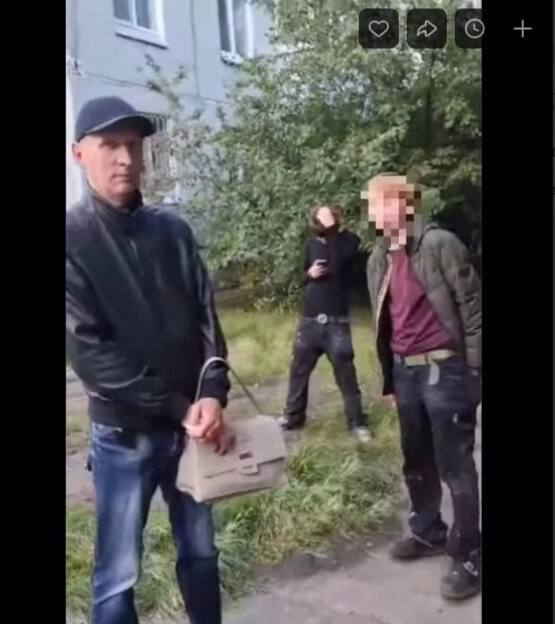 Эксгибиционисты и Фредди Крюгер в одном лице: омичи пожаловались на нападение странных агрессивных подростков  В паблике "Инцидент Омск" появилась запись о драке взрослой пары с двумя подростками. Как пишет автор поста, два странных мальчика преследовали его родителей и провоцировали драку.  «Двое подростков увязались за моими родителями, снимали штаны, показывали пятую точку, вели себя неадекватно, провоцировали на драку и преследовали. Затем была потасовка, и один из них по голове ударил моего отца и поранил глаз самодельной мелкой бритвой, которая была зафиксирована на пальце руки», — написал автор поста.  К посту прилагается видео, где оба парня полностью одеты и один из них заявляет: "он оскорбил меня и моих родителей, я не должен был дать ответку?". Видимо, речь идет о пострадавшем мужчине, который  предположительно  стоит рядом на видео и отряхивает брюки.  Кто и кого оскорбил - разберется следственный комитет. Пока что подросткам грозит статья за хулиганство  ст. 213 УК РФ .    Написать в редакцию можно здесь.