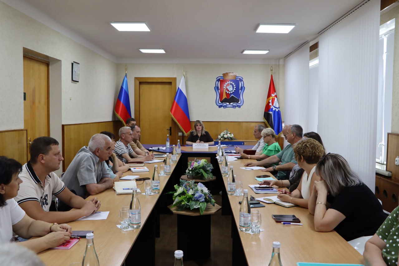 Вопросы подготовки к зиме жилого фонда и объектов социальной сферы обсудили в Администрации Стаханова Заседание комиссии провела временно исполняющий полномочия главы городского округа Стаханов Наталия Жулинская. Участие в заседании приняли представители управления ЖКХ, учреждений социальной сферы, образования, здравоохранения, культуры и спорта. На сегодняшний день готовность жилого фонда к осенне-зимнему периоду составляет порядка 30%. Снижение темпов подготовки связано с организационными вопросами в процессе передачи с 01.07.2025 МКД под управление единой управляющей организации. Темпы по выполнению работ будут наращиваться. Из 29 школ и детских садов к отопительному периоду готовы 20. Остальные в процессе подготовки. В учреждениях культуры, спорта и социальной сферы мероприятия выполняются согласно установленного графика, идет поверка приборов учета, промывка систем отопления, ремонт котельного оборудования. Сроки завершения работ по всем объектам - 25 августа. С трудностями в процессе подготовки котельных столкнулись учреждения сферы профессионального образования. Это политехнический колледж, колледж им.К.Г. Петрова и колледж технологий машиностроения. Данные вопросы врип главы Наталия Жулинская взяла на личный контроль. Кроме того, в результате непогоды 13 июля на некоторых учреждениях пострадала кровля – сильными порывами ветра снесло листы шифера. Как отметила руководитель города, вопрос будет решен совместными усилиями учреждений и города. _____________ Все новости ВКонтакте и в Одноклассниках #Стаханов #новости_Стаханова