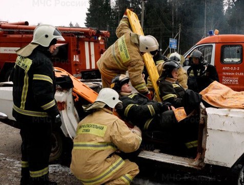 Учения по ликвидации ДТП провели в Калужской области  Учения спасателей прошли на 300-м километре трассы М-3 Украина. состоялись тактико-специальные учения по ликвидации последствий ДТП с пострадавшими. По легенде, на дороге столкнулась легковушка и грузовик, есть пострадавшие. Об этом сообщает МЧС Калужской области.