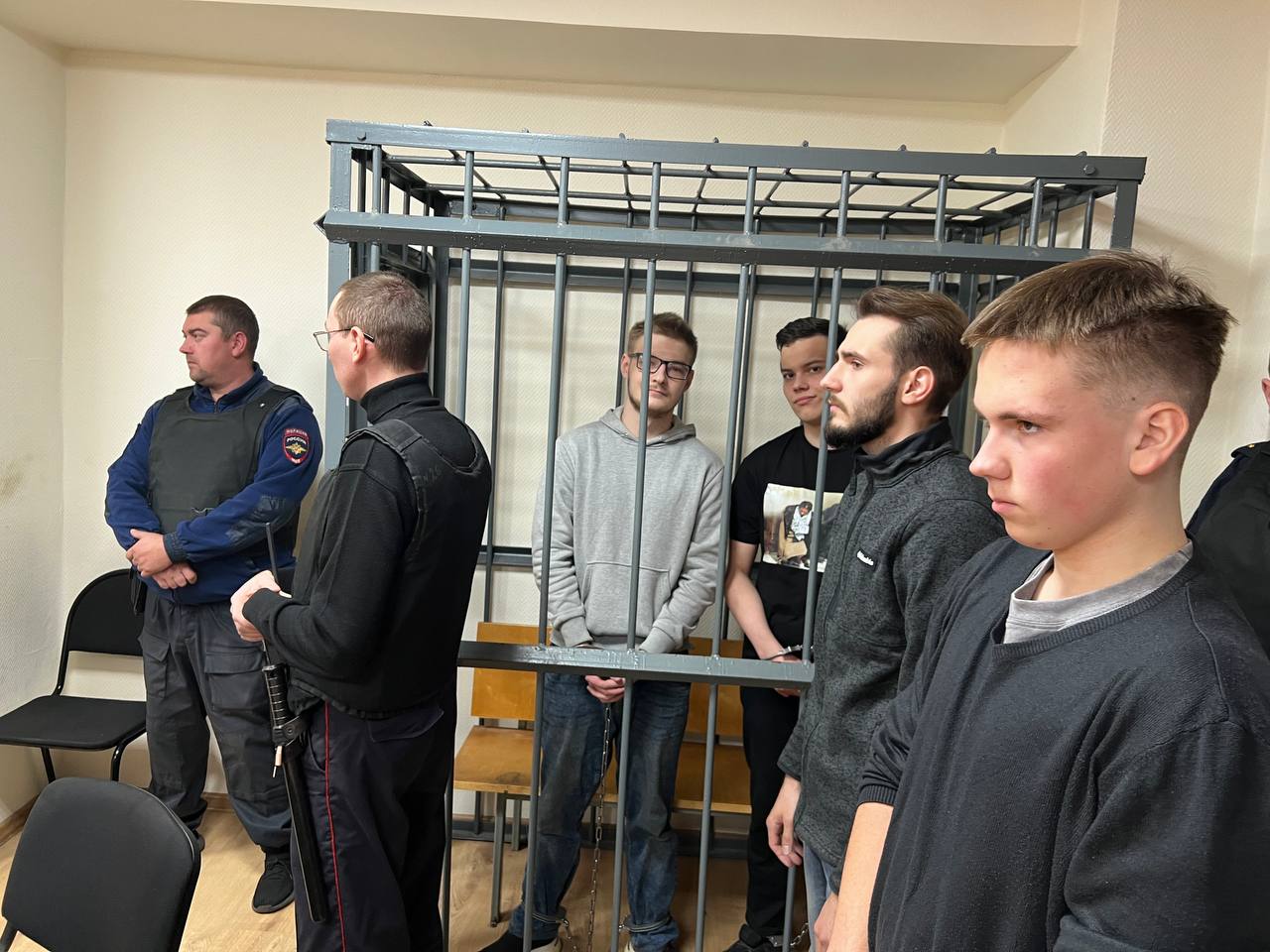 От трех лет условно до восьми лет колонии получили участники дела связанного с Telegram каналом Нацдем Шайку лейку признали виновными в организации экстремистского сообщества или участии в нем в разжигании ненависти и в публичных призывах к осуществлению экстремистской деятельности Канал Нацдем был создан в августе 2022 года Большинство его публикаций были направлены против лиц неславянской внешности на канале также публиковались материалы критикующие российские власти и СВО Кавказский хребет ПОДПИСАТЬСЯ