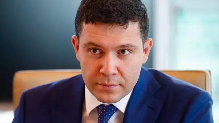 Министерство промышленности и торговли РФ VK Глава Минпромторга Антон Алиханов: Экономический эффект от маркировки товаров за 5 лет составил 1,2 трлн рублей О том, как власти России борются с нелегальными и некачественными товарами на полках и обеспечивают безопасность для потребителей, рассказал министр промышленности и торговли Антон Алиханов в интервью РИА Новости. Главное: Новый разрешительный режим на кассах магазинов позволил не допустить продажи 1,2 млрд некачественных и нелегальных товаров. С 1 сентября будет введен запрет продаж на кассе, если разрешительные документы признаны недействительными уже после выхода продукции в оборот. Идет борьба с предприятиями-фантомами, которые оформляют нелегальный импорт как продукцию российского происхождения. Маркетплейсы обяжут проверять товары в системе маркировки.