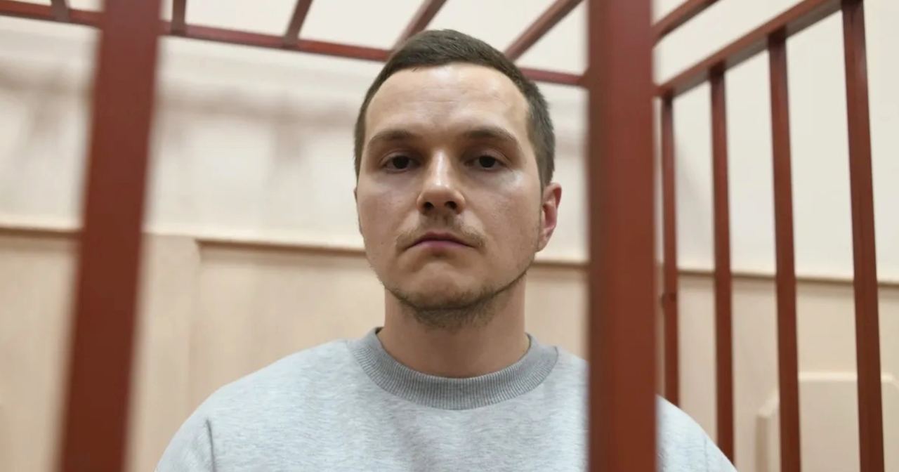 Адвоката Навального Алексея Липцера экстренно перевели в тюремную больницу Осужденного за участие в «экстремистском сообществе» Алексея Липцера перевели из СИЗО-1 в больницу при исправительной колонии №3 во Владимире, сообщила «ОВД-инфо» супруга Людмила. По ее словам, госпитализация произошла еще 18 апреля. Незадолго до этого здоровье Липцера резко ухудшилось: у него упало зрение, критически повысилось давление, посинели конечности, появились головные боли, а также боли в области почек и печени. Людмила Липцер обратилась к уполномоченной по правам человека Татьяне Москальковой с просьбой срочно госпитализировать ее мужа в гражданскую больницу. На госпитализации настаивали и врачи СИЗО, которые заподозрили у адвоката болезни почек и щитовидной железы, а также сердечно-сосудистое заболевание. Липцер находится в заключении в СИЗО-1 во Владимире. Его и еще двух адвокатов осудили по обвинению в участии в экстремистском сообщества ст. 282.1 УК РФ . По версии следствия, они якобы передавали письма Навального, который «тем самым продолжил осуществлять функции лидера и руководителя экстремистского сообщества при планировании, подготовке, создании условий и совершении преступлений экстремистской направленности». Липцера приговорили к 5 годам колонии. Вадима Кобзева — к 5,5 годам, Игоря Сергунина — к 3,5 годам. Власти РФ считают «иноагентом»