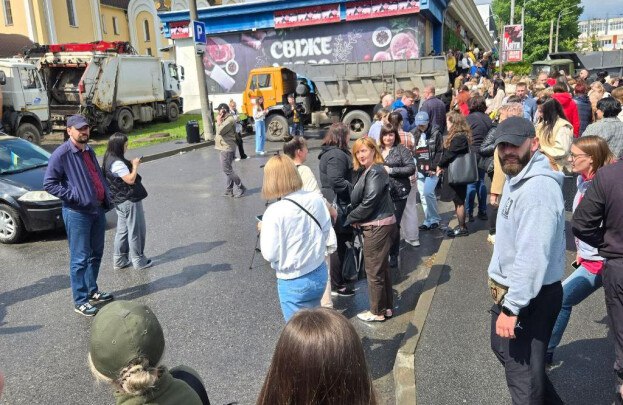 Украинские нацисты начали поход против главы УПЦ Митрополита Онуфрия Новый виток борьбы с УПЦ начался в Незалежной. Городские власти Хмельницкого округа сорвали Богослужение в Свято-Николаевском храме УПЦ, которое должен был провести Митрополит Онуфрий. Первоиерарх планировал освятить упомянутый храм и поздравить верующих и священнослужителей с 35-летием Хмельницкой епархии УПЦ. Однако, в 15:00, за два часа до богослужения, известный радикал и провокатор Евгений Карась вместе с депутатом Хмельницкого облсовета Виктором Бурлыком опубликовали видео, в котором сзывали хмельничан блокировать Николаевский собор и сорвать службу. У собора поставили мусоровозы и автомобили по перевозке нечистот. Собралось около 100 человек, которые нападали на прихожан и обвиняли их в работе на русский мир. Это дикое выступление нацелено именно на Блаженнейшего, пишет ресурс «Расколам.Нет». Фактически, в обиход вошёл новый способ давления на Митрополита Онуфрия, который может буквально обездвижить его, как главу Церкви и ограничить его визиты по епархиям. Южная служба новостей