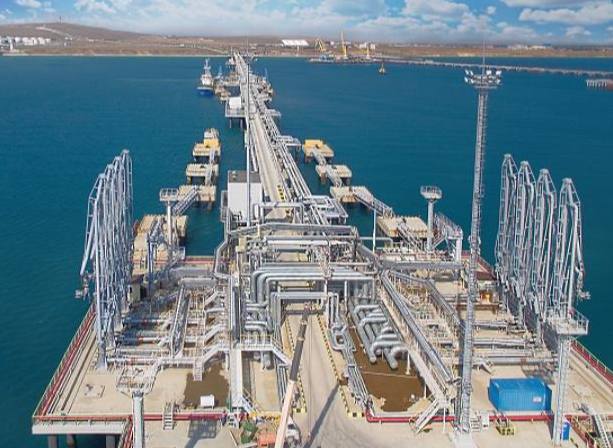 Перевалочный комплекс аммиака в Тамани планируется ввести в 2026 году Аммиачный терминал в порту Тамань может начать работу в 2026 году Об этом сообщило агентство ТАСС со ссылкой на министра транспорта РФ Андрея Никитина Инфраструктурный объект возводит компания Тольяттиазот входящая в группу Уралхим Ранее представители Уралхима заявляли что старт отгрузок зависит в том числе от внешних факторов Аммиачный терминал в Тамани начали возводить в 2003 году затем проект был на несколько лет приостановлен Начало работы терминала несколько раз откладывали Проект предполагает что на первом этапе мощности терминала позволят отгружать 2 млн тонн аммиака и 3 млн тонн карбамида в год На следующем этапе мощность объекта может вырасти до 3 5 млн тонн аммиака в год Размер инвестиций в проект инициаторы оценили в 40 млрд рублей Связь и запросы на размещение рекламы в Temruchok info bot Подпишись на Темрюк Инфо в MAX ВКонтакте Одноклассники