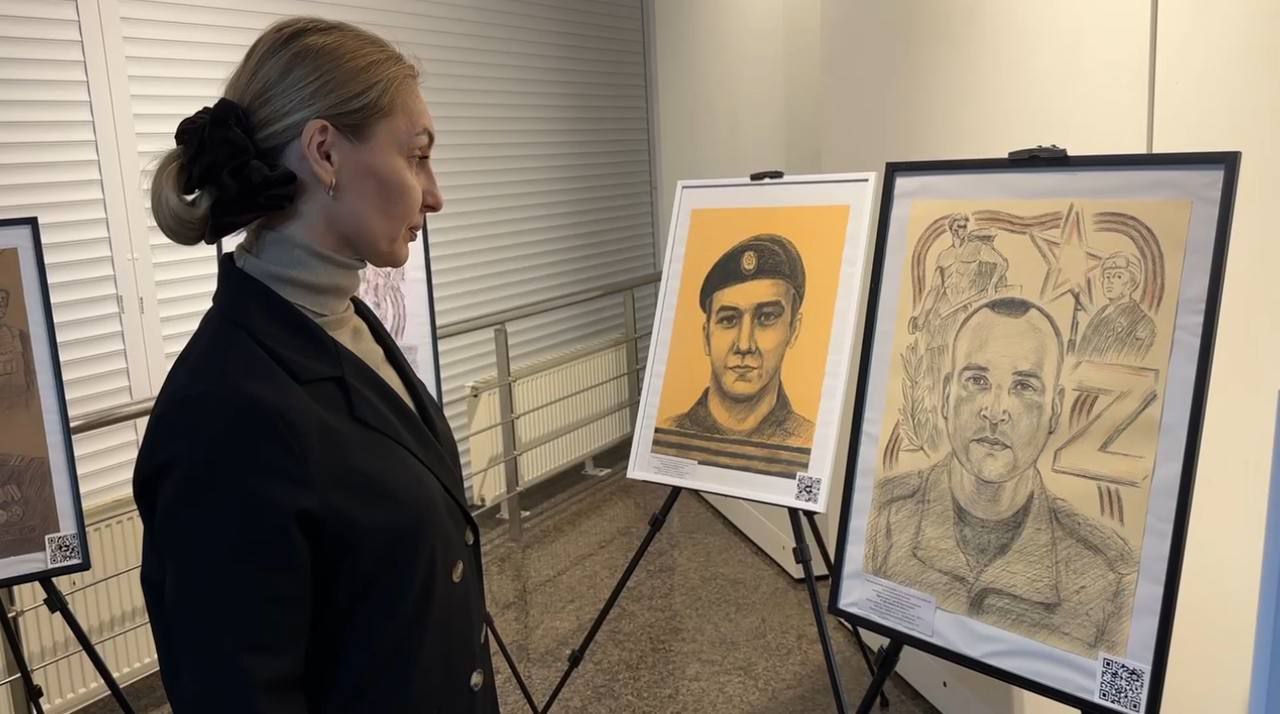 Мы вместе сможем ощутить эту живую неразрывную связь времён   Надежда Солдатенкова руководитель КСВО Челябинской области сообщила о старте большого проекта Портреты Победы Мы запускаем масштабный художественно исторический проект Портреты Победы связь поколений В рамках проекта мы создадим первую на Южном Урале выставку которая визуально объединит две героические эпохи ветеранов Великой Отечественной войны и участников специальной военной операции рассказала о проекте она Не менее 50 защитников Отечества станут частью проекта Их образы воплотят на холстах юные художники челябинской детской школы искусств Мы планируем что рядом с каждым портретом появится QR код который откроет подробный рассказ о жизни подвиге и самых важных человеческих качествах героя Наша выставка побывает в пяти городах Южного Урала Мы очень будем ждать вас в залах чтобы вместе ощутить эту живую неразрывную связь времён увидеть её и почувствовать всем сердцем поделилась Надежда Подробности как принять участие в проекте как рассказать о своём герое можно узнать здесь Вместе с Комитетом в MAX ВК ТГ КСВО рф КСВОпамять