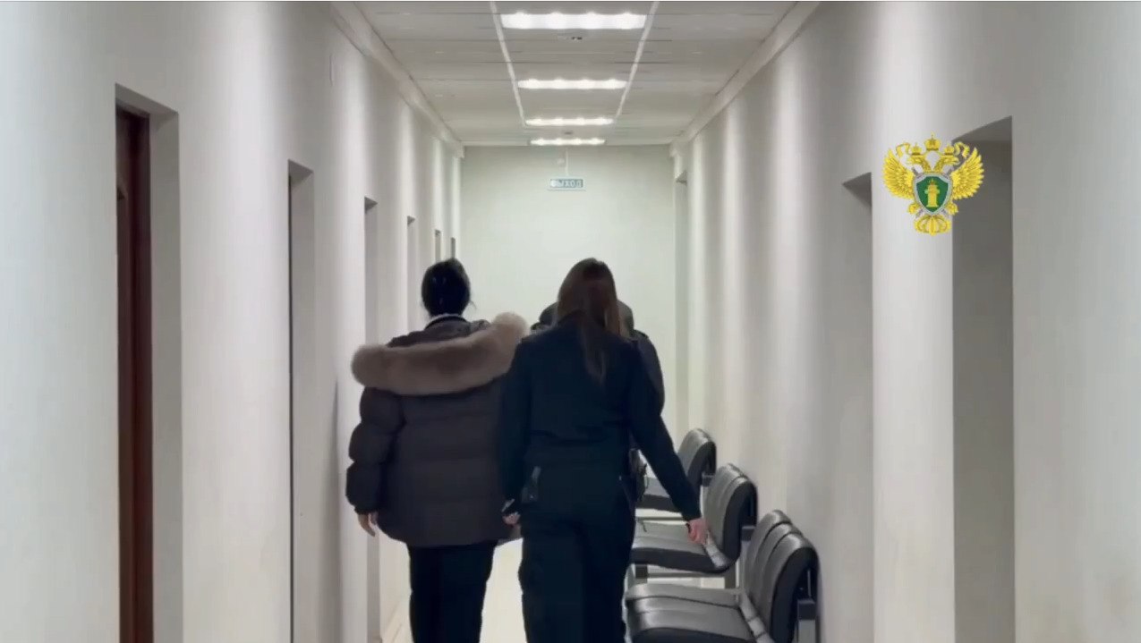 Юрист пыталась обокрасть мать 10 детей ФСБ раскрыло мошенническую схему сотрудницы одной из юридических фирм Калужской области Женщина обвиняется в попытке похитить средства у матери 10 детей которые последняя получила в свете гибели участника спецоперации Как сообщают в прокуратуре региона правоохранителям стало известно о преступной деятельности юрфирмы после того как об этом сообщила мать погибшего бойца СВО на личном приеме прокурора Констнантина Жилякова в Козельске Сейчас мошенница заключена под стражу