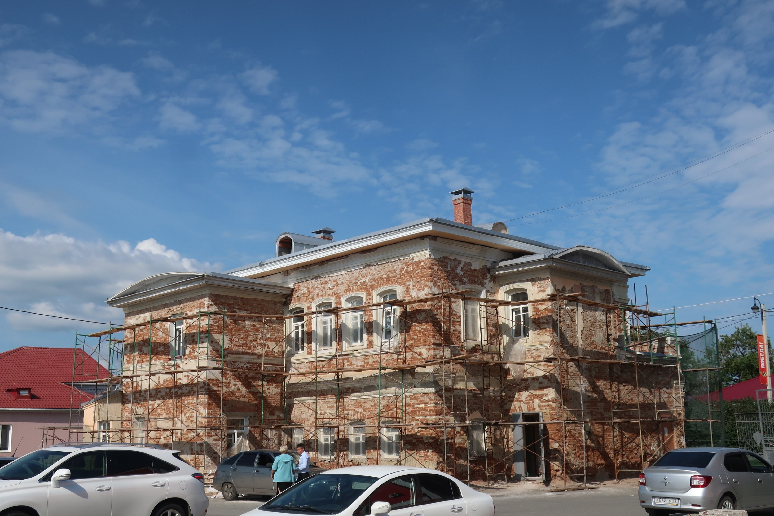 Продолжаются ремонтно-реставрационные работы в отношении выявленного объекта культурного наследия «Дом купца И.Ф. Тюхова, 1870-е гг.»,  г. Ишим, ул. Ленина, 41.  Подрядной организацией выполнен ремонт кровли с заменой покрытия, ведутся реставрационные работы фасадов на уровне 2-го этажа здания. А в помещениях выполнен частичный демонтаж и прокладка сетей инженерных коммуникаций.    Подробности на фото:
