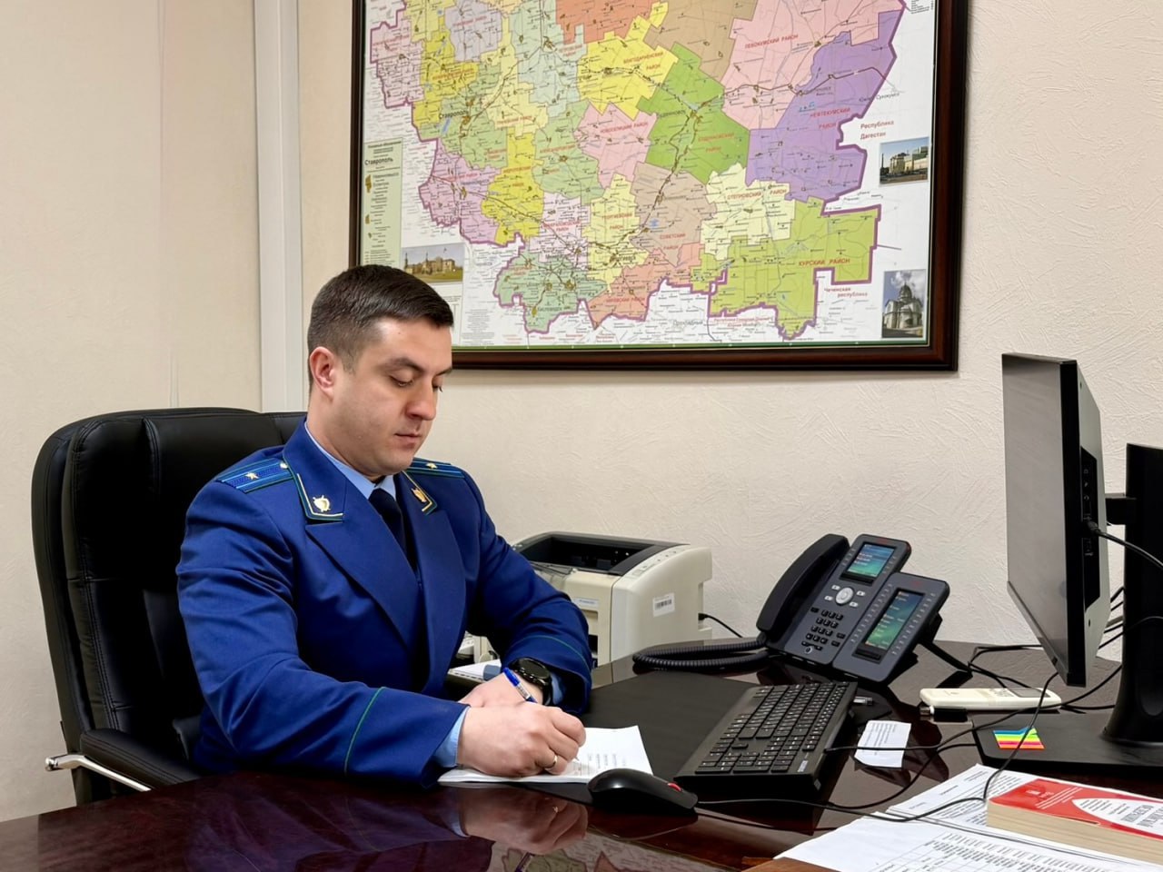 В суд направлено уголовное дело о взяточничестве в исправительном учреждении Прокуратура Кочубеевского района утвердила обвинительное заключение по уголовному делу в отношении бывшего начальника одной из исправительных колоний Кочубеевского округа Он обвиняется по ч 3 ст 290 УК РФ четыре факта получения взяток По версии следствия начальник исправительной колонии зная что один из осужденных осуществляет торговлю продовольственными товарами на территории учреждения предложил ему за денежное вознаграждение и материальные ценности не применять к нему меры взыскания В период с августа по ноябрь 2023 года обвиняемый за незаконное бездействие получил денежные средства и бытовую технику на сумму более 165 тыс рублей Уголовное дело направлено в Кочубеевский районный суд для рассмотрения по существу Санкция ч 3 ст 290 УК РФ предусматривает наказание в виде лишения свободы на срок до 8 лет Сайт Тelegram ВК Обратиться в прокуратуру