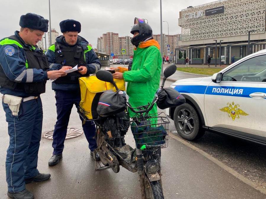 В Москве на выходных пройдет рейд по курьерам на самокатах и велосипедах  Доставщикам напомнят о ПДД и необходимости ношения экипировки.