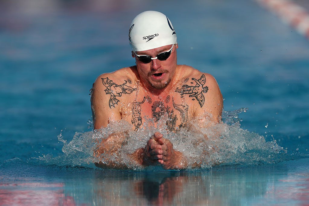 Выступавший на Играх 2024 россиянин заявился на Олимпиаду на стероидах Живущий в США российский пловец Евгений Сомов вошел в число участников Олимпиады на стероидах Enhanced Games которая пройдет в мае в Лас Вегасе Об этом сообщила пресс служба соревнований Организаторы отметили что подписали контракты с семью новыми спортсменами среди которых помимо Сомова пловцы из Польши Колумбии Бразилии и Ирландии участвовавшие в нескольких Олимпиадах бегун из Либерии Эммануэль Матади и штангистка Беатрис Пирон из Доминиканской Республики Сомов в 2024 году стал единственным российским пловцом получившим нейтральный статус для участия в Олимпиаде Он не смог выйти в полуфинал на дистанции 50 м вольным стилем и в финал на 100 м брассом Глава МОК Кирсти Ковентри называла идею Олимпиады на стероидах аморальной и безнравственной Getty Images Подписаться на РБК Спорт