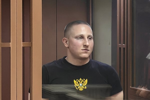 Сыктывкарский суд продлил арест четверым фигурантам дела о нападении на полицейских и разбое Суд удовлетворил ходатайства следствия о продлении меры пресечения обвиняемым А Витязеву И Каневу А Гетериеву и Н Вокуеву Им инкриминируют применение насилия опасного для жизни и здоровья в отношении представителей власти часть 2 статьи 318 УК РФ и разбой группой лиц с применением оружия часть 2 статьи 162 УК РФ По данным следствия инцидент произошел утром 5 сентября 2025 года в лесополосе у деревни Койтыбож Обвиняемые будучи возмущены действиями сотрудников транспортной полиции пытавшихся пресечь их противоправные действия применили насилие   komiinform ru news 291307