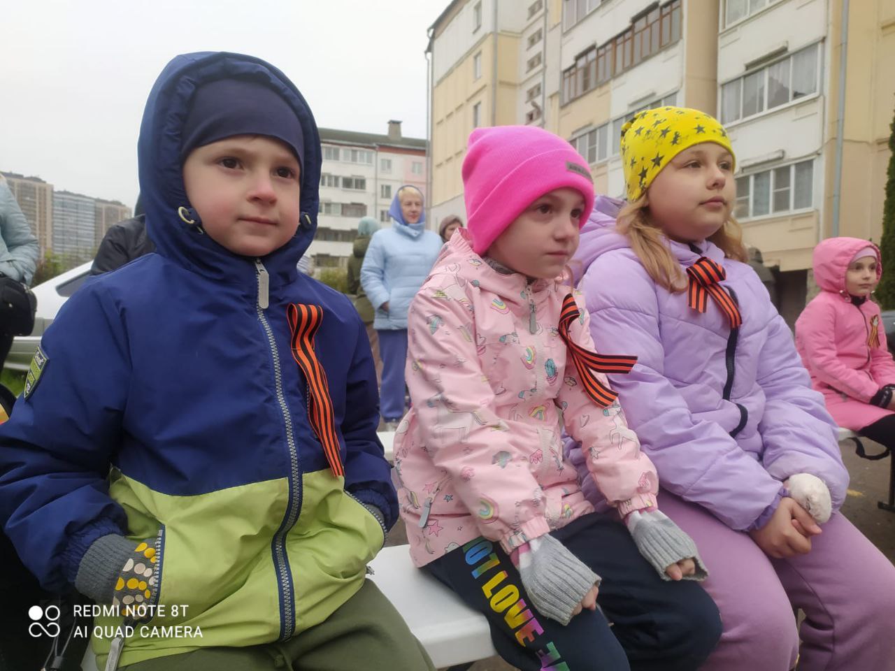 При поддержке администрации города Рязани, депутатов, усилиями комитетов ТОС продолжаются торжественные мероприятия во дворах и посёлках в преддверии Великой Победы. Во дворе на ул. Быстрецкой жители все вместе исполнили песни военных лет, организовали фотозону. Своё творчество подарили юные воспитанники студии современного вокала «Я артист». В Новопавловской роще патриотическое мероприятие прошло при поддержке администрации г. Рязани, депутата городской Думы Сергея Ерёмина. Творческими поздравлениями жителей радовали коллективы и воспитанники Дворца молодёжи, школы №24, танцевальная студия «Пируэт», солисты студии современного вокала «Я артист» , солист РДМ Елена Каревская, молодёжное крыло ТОС, солист Александр Горбенко. С показательными выступлениями юнармейцев выступил Детско-юношеский центр «Звезда». Работала площадка тактической медицины медицинского колледжа. Учащиеся ДШИ №7 представили в рамках фотозоны картины на темы войны. Завершился праздник совместным исполнением песни «День Победы».