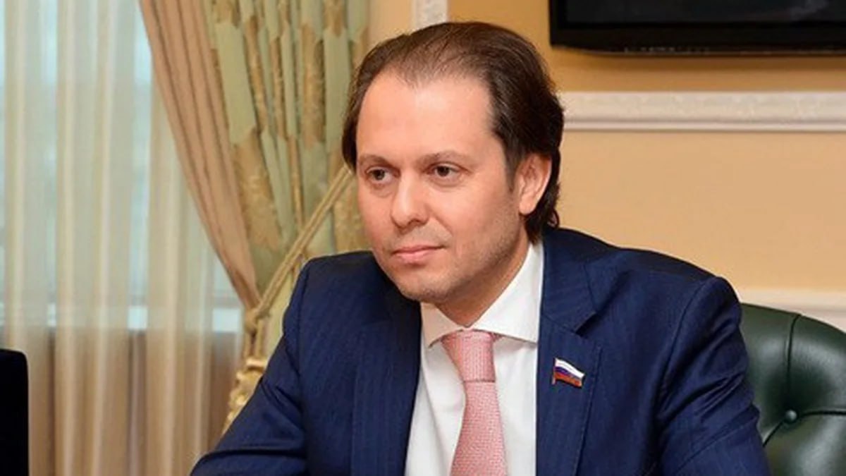 Мандат Маркова в Госдуме передали Владимиру Сысоеву ЦИК передала освободившийся мандат депутата Госдумы экс-заместителю губернатора Тюменской области, вице-спикеру Тюменской облдумы Владимиру Сысоеву ЛДПР , сообщили в пресс-службе Центризбиркома. Ранее мандат принадлежал Евгению Маркову, который представлял в Госдуме Ханты-Мансийский автономный округ. Марков досрочно сложил полномочия депутата из-за перехода на другую работу: в конце апреля его назначили замминистра природных ресурсов и экологии России. Сысоев был депутатом Госдумы шестого и седьмого созывов — с октября 2015 г. по 2019 г. В ГД он также занимал должности заместителя председателя комитета по природным ресурсам, природопользованию и экологии и первого зампредседателя комитета по природным ресурсам, собственности и земельным отношениям. Владимир Сысоев может приступить к работе в Госдуме в течение нескольких недель. Он уже написал заявление о сложении полномочий депутата тюменской облдумы — регпарламент рассмотрит его на заседании 27 мая. Выборный
