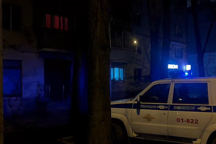 В Екатеринбурге силовики вновь накрыли бордель напротив районной администрации Напротив здания администрации Кировского района на Первомайской силовики повторно пресекли деятельность борделя работавший под видом массажного салона Об этом сообщил член Общественной палаты Дмитрий Чукреев Администратор снова встречает гостей в этой проститутошной отвечая за подбор кадров и досуг клиентов Одна из дамочек попалась почти с поличным оказала сексуальные услуги мужчине за несколько минут до прихода полицейских написал Чукреев в своем телеграм канале По словам общественника этим летом уже проводили проверку по тому же адресу Тогда администратора заведения привлекли к уголовной ответственности по статье Организация занятия проституцией После возбуждения дела заведение на время прекратило работу но затем возобновило прием клиентов в прежнем формате uralweb ru