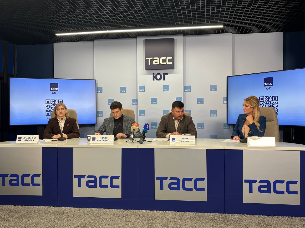 Работа с инфоповодами и критический анализ контента В Ростове подвели итоги Игр по информационной безопасности Подготовка нового поколения медиаспециалистов способных не только ориентироваться в сложном информационном поле но и активно формировать в нем позитивную повестку стала ключевой задачей завершившихся в Ростове на Дону вторых Игр по информационной безопасности На пресс конференции в региональном информационном центре ТАСС Юг организаторы и наставники рассказали о результатах эволюции формата и о том как студенческая инициатива превратилась в системный инструмент развития кадрового потенциала региона Как отметил директор АНО Центр медиастратегий Марк Быков ключевой задачей финального этапа для сотни отобранных студентов гуманитарных направлений стало создание позитивного инфоповода Более того они должны были максимально его распространить Участвовали будущие специалисты журналисты политологи социологи программисты Все те кто будет непосредственно будет формировать информационное пространство завтра Поэтому мы старались их научить не только критически анализировать контент но и профессионально создавать позитивные новости грамотно доносить их до самой разной аудитории подчеркнул один из организаторов Южная служба новостей