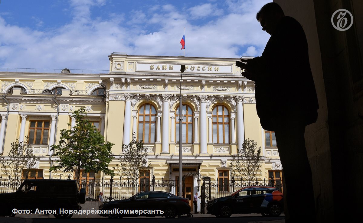 Банк России планирует открыть второе зарубежное представительство в финансовой столице Индии городе Мумбае Такой шаг ЦБ актуален на фоне активного роста внешнеэкономических контактов между двумя странами По словам экспертов открытие второго представительства ЦБ в Азии явное свидетельство того что разворот на Восток финансового сектора России ускоряется Напомним в марте 2017 года российский регулятор открыл представительство в Китае У российского бизнеса много интересов в Индии и российским банкам его обслуживающим не помешает поддержка ЦБ в решении оперативных вопросов с индийским регулятором добавляют они При этом предстоит решать и проблемы несбалансированной торговли в результате которой на счетах российских компаний в индийских банках зависли десятки миллиардов рупий Подписывайтесь на Ъ Оставляйте бусты