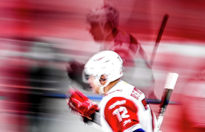 Максим Берёзкин Локомотив радуется забитому голу Фото Алексей Филиппов РИА Новости Москва 25 января Ярославский Локомотив со счетом 3 2 обыграл московский Спартак в регулярном чемпионате Континентальной хоккейной лиги Встреча прошла в Москве ее победитель определился в овертайме В составе Локомотива голы провели Максим Березкин 4 я минута Артур Каюмов 37 Байорн Фрейз 62 Авторы голов в составе Спартака Никита Коростелев 12 Даниил Гутик 44 Это третья победа Локомотива над Спартаком в сезоне 6 ноября ярославцы выиграли дома 5 2 12 ноября в гостях 6 3 Локомотив лидирует в Западной конференции набрав 67 очков Спартак на седьмом месте здесь же 56