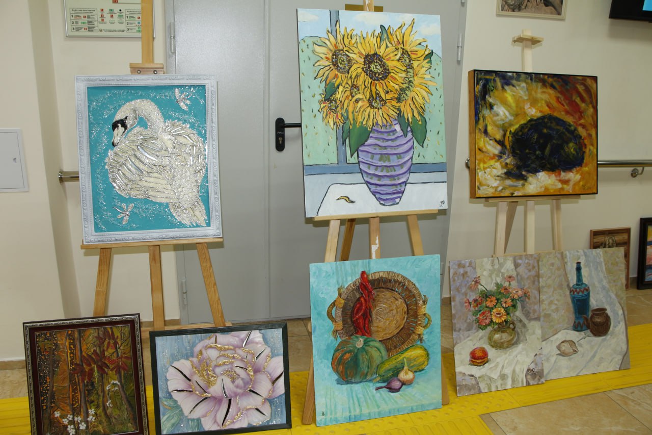 Сахалинские художники передали картины центру социального обслуживания населения Долголетие   Передача картин состоялась в рамках реализации федерального проекта Старшее поколение национального проекта Семья инициированного Президентом России Владимиром Путиным Картины были переданы совместно министром культуры и архивного дела Сахалинской области Нонной Лаврик и директором литературно художественного музея книги А П Чехова Остров Сахалин Мы стараемся создать наиболее благоприятные условия для постояльцев учреждений социального обслуживания Сахалинской области чтобы улучшить качество их жизни а также позаботиться об их духовном и культурном развитии От всей души благодарим сахалинских деятелей искусства и надеемся что подаренные сегодня центру Долголетие произведения будут радовать наших подопечных создавая для них позитивное настроение подчеркнула министр социальной защиты Сахалинской области Ольга Орлова Подаренные картины станут украшением интерьера учреждения и будут ежедневно радовать пожилых сахалинцев