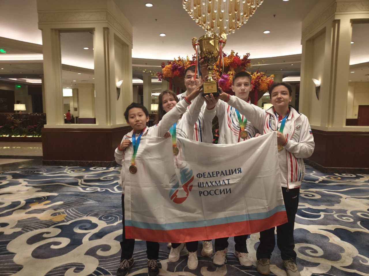 Сборная России выиграла турнир среди стран ШОС В китайский Харбин поехали четыре юниора Артем Усков Савва Ветохин Роман Шогджиев и Анна Шухман В 10 турах наша сборная одержала восемь побед дважды сыграв вничью Лучший результат в команде показал Артем Усков набравший 8 5 очков Анна Шухман набрала 8 баллов Савва Ветохин 6 5 Роман Шогджиев 6 Поздравляем наших юниоров с победой   нашим звёздам Ph Ксения Ускова chessgames