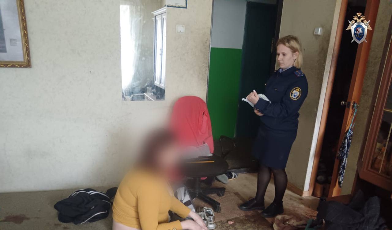 Холмчанка пырнула сожителя ножом после пьяной ссоры Конфликт произошел в ночь с 5 на 6 мая, сообщили в СУ СК РФ по Сахалинской области. 42-летняя женщина и ее сожитель распивали спиртное в одной из квартир дома по ул. Молодёжной в Холмске. Между ними началась ссора, которая завершилась поножовщиной. Сахалинка нанесла сожителю не менее одного удара в грудь. Потерпевшему своевременно была оказана медицинская помощь, благодаря чему он остался жив. Возбуждено уголовное дело по ч. 3 ст. 30, ч. 1 ст. 105 УК РФ покушение на убийство . Проводятся следственные действия, направленные на сбор и закрепление доказательств. Обвиняемая заключена под стражу. ——— : Прислать нам новость: