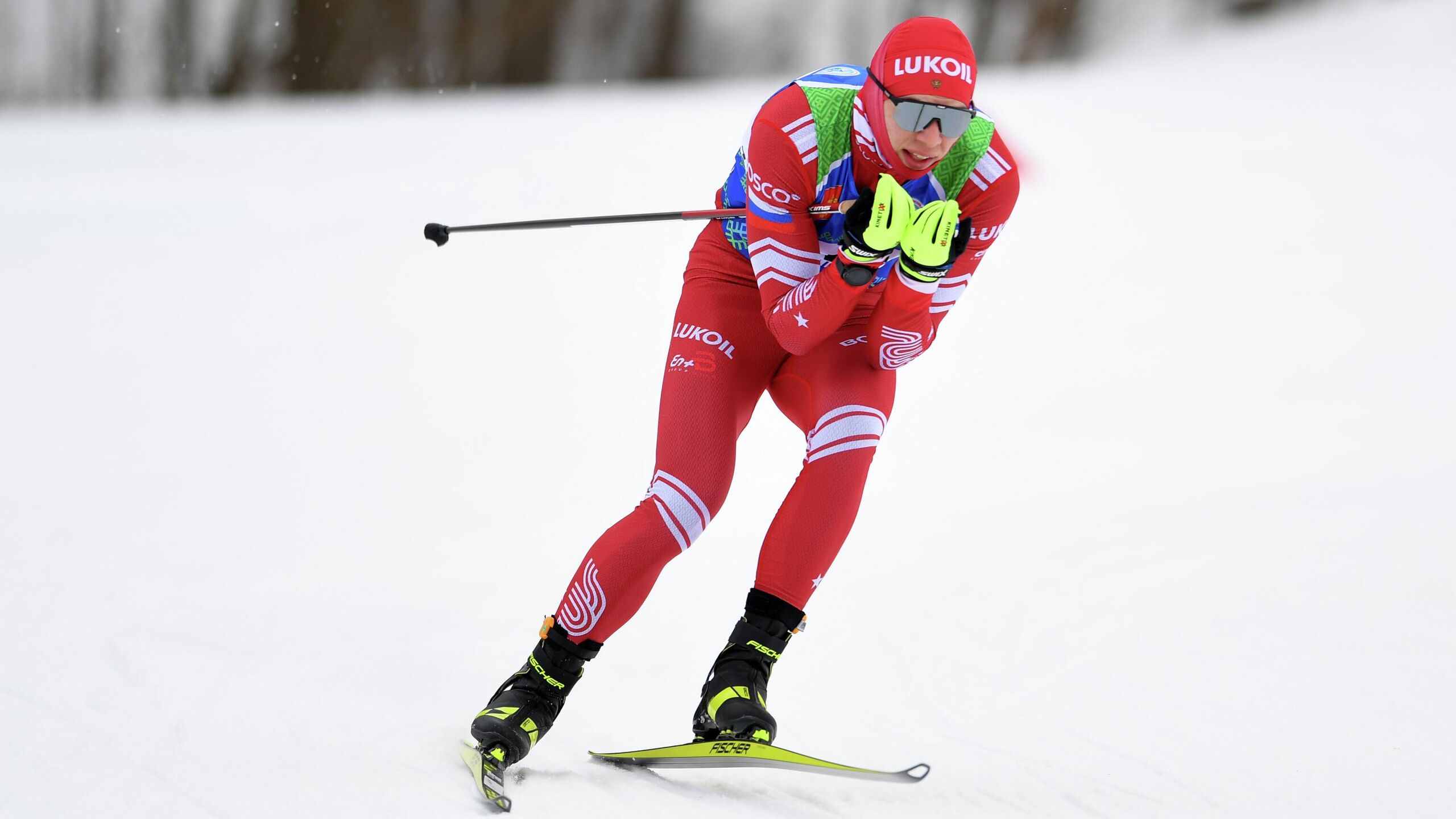 Международная федерация лыжного спорта и сноуборда FIS присвоила нейтральный статус дающий право участвовать в международных соревнованиях еще трем спортсменам из России сообщается на сайте организации На соревнованиях FIS теперь смогут выступить лыжник Никита Денисов и горнолыжницы Виталина Гирина и Танзила Исраилова Также нейтральный статус получили представители вспомогательного персонала Михаил Баринов и Павел Колготин Лучшим результатом 24 летнего Денисова на чемпионате России было 11 е место в спринте Он стал третьим российским лыжником с нейтральным статусом после Савелия Коростелева и Дарьи Непряевой Гирина которой 25 лет является чемпионкой России в слаломе и гигантском слаломе 19 летняя Исраилова чемпионка России в гигантском слаломе