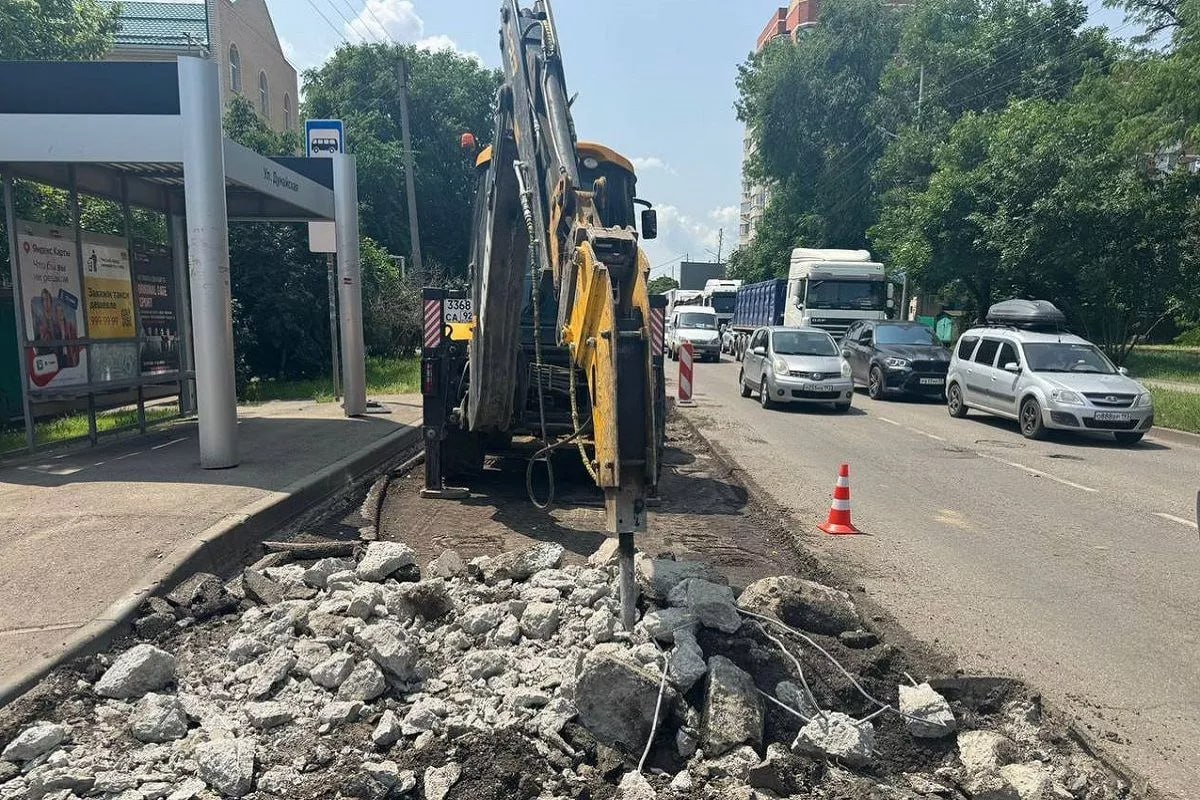 Ремонт дорог на четырех улицах стартовал в Краснодаре. Общая протяженность участков составляет более десяти километров. При производстве работ возникла необходимость ограничения движения транспорта по улице Уральской от улицы Ялтинской с сужением до двух полос проезжей части в сторону выезда из города. Работы начались на следующих участках дорог: ул. Уральская - от Ялтинской до Симферопольской и от 1-го Мая до Восточного Обхода; ул. Школьная - от им. Филатова до Восточно-Кругликовской; ул. Красных Партизан - от им. Тургенева до 2-й Линии; ул. Кузнечная - от им. Володарского до Красной. Кубанские Новости