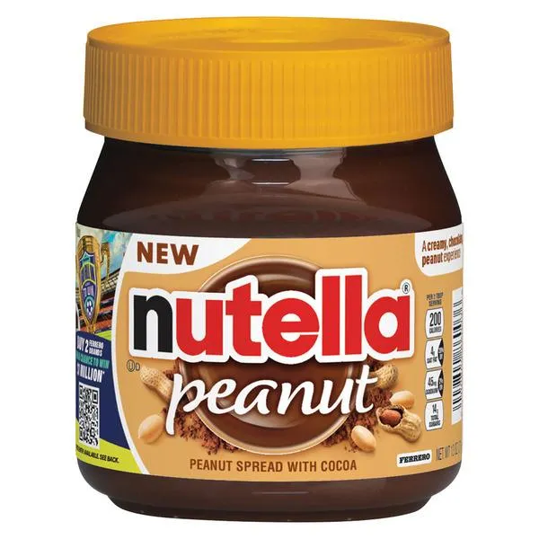 Nutella впервые за 60 лет выпустила новый вкус шоколадную пасту с арахисом Новинка уже появилась в США Упаковку слегка обновили если в классической версии крышка и этикетка белые то в арахисовой они желтые Больше новостей в Daily News VK