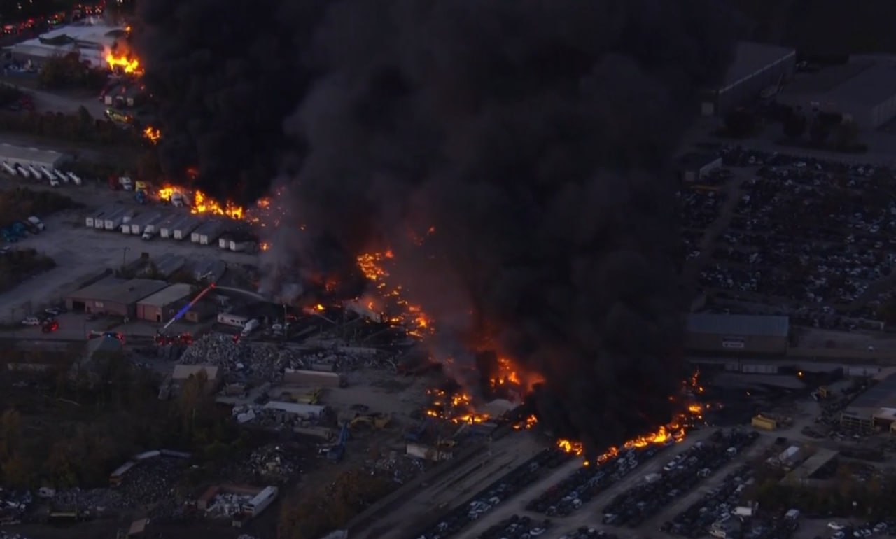 В американском штате Кентукки в районе Международного аэропорта Луисвилля разбился самолет неназванной модели По имеющимся данным есть жертвы